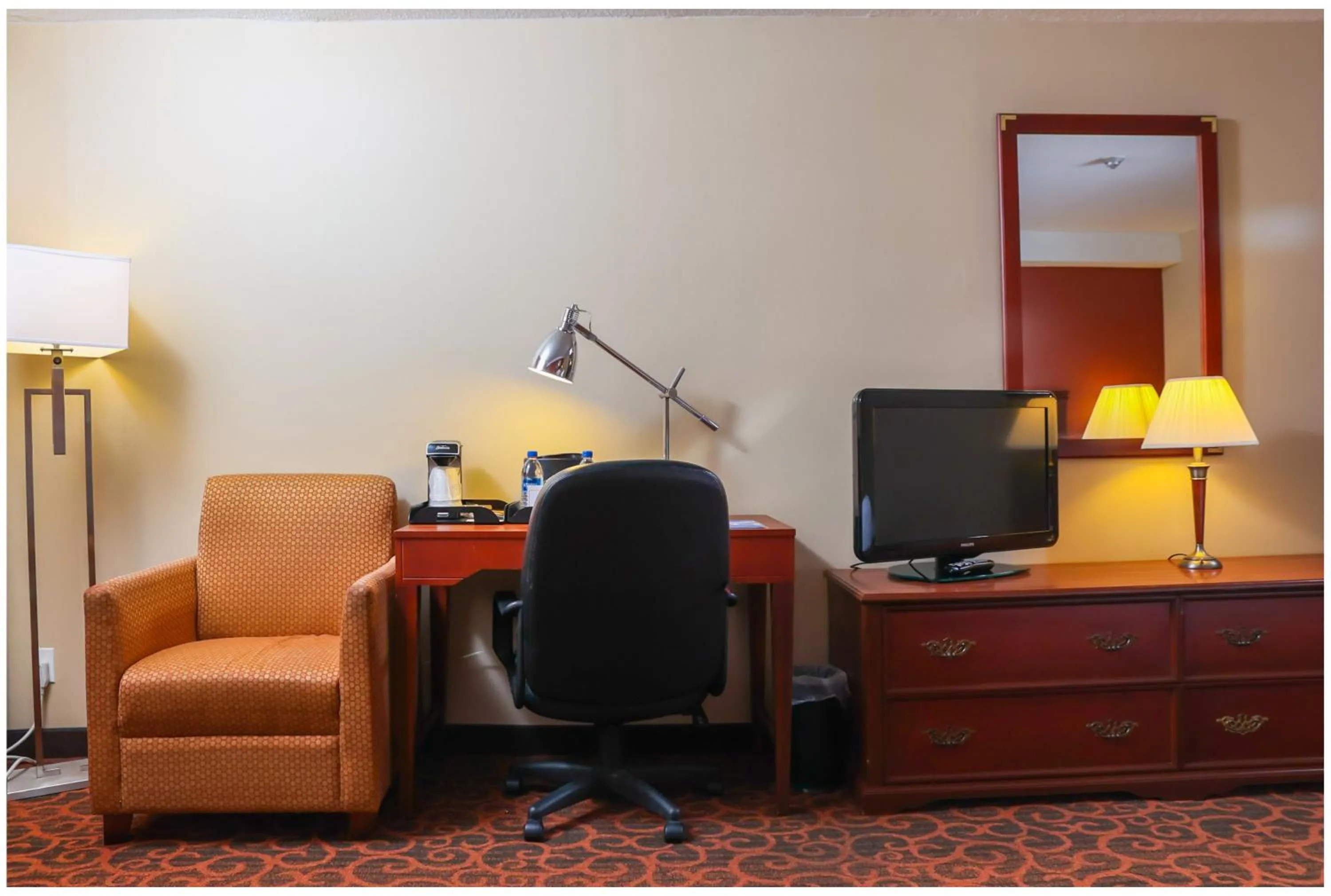 TV and multimedia in Ramada by Wyndham Niagara Falls/Fallsview