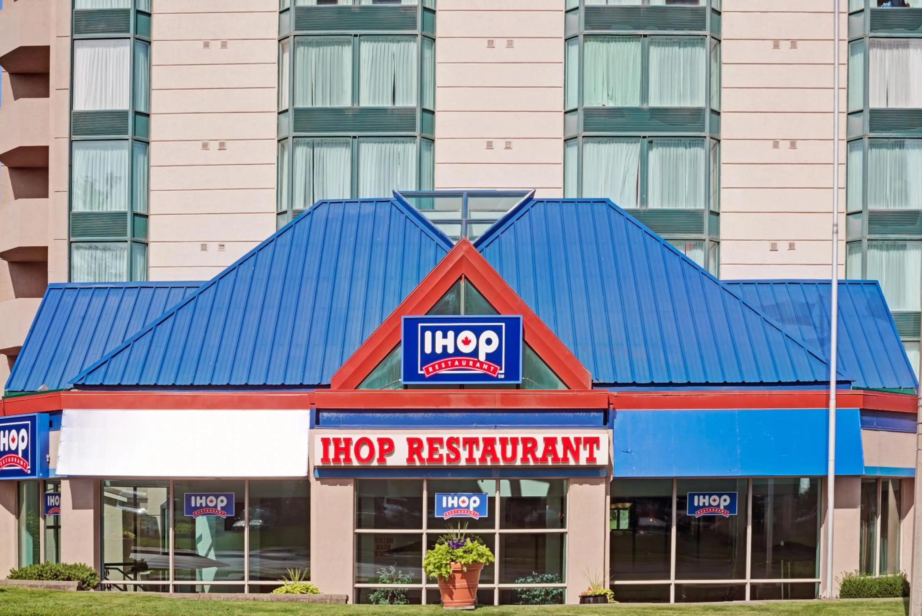 Restaurant/places to eat in Ramada by Wyndham Niagara Falls/Fallsview