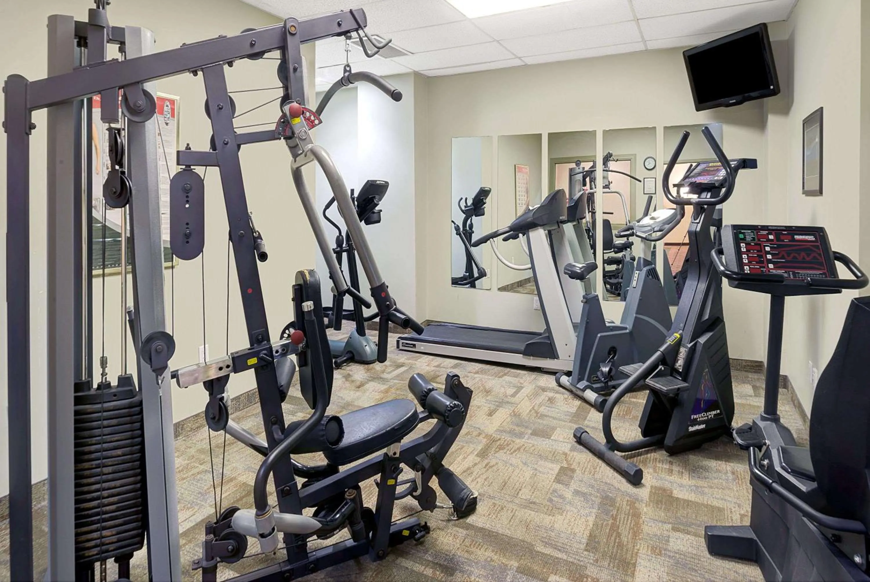 Fitness centre/facilities in Ramada by Wyndham Niagara Falls/Fallsview