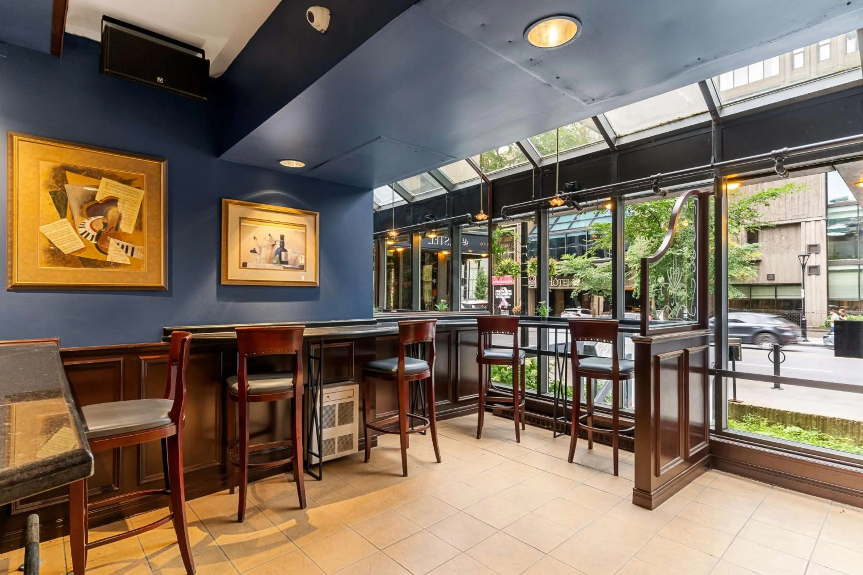 Lounge or bar in Best Western Ville-Marie Montreal Hotel & Suites