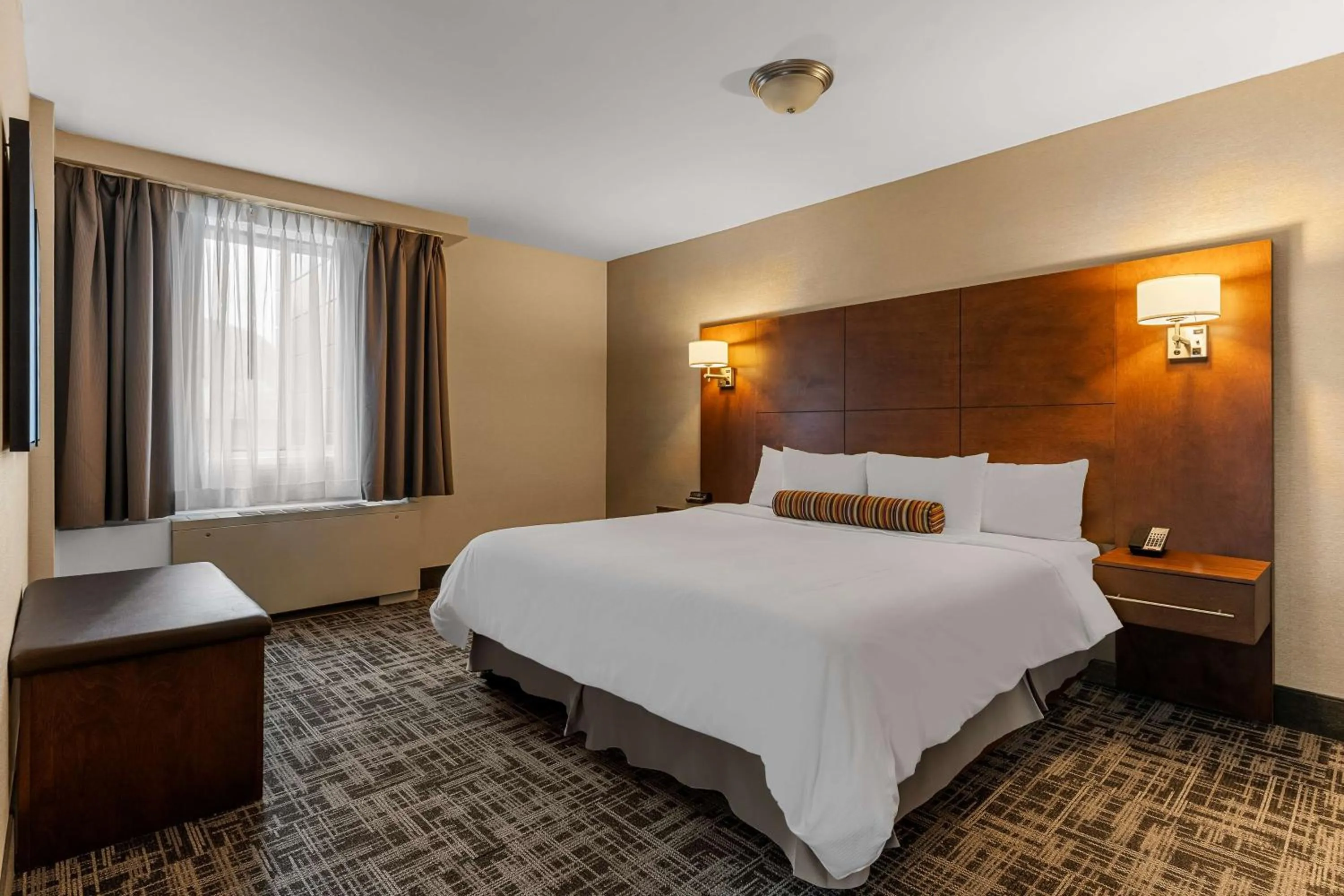Photo of the whole room, Bed in Best Western Ville-Marie Montreal Hotel & Suites