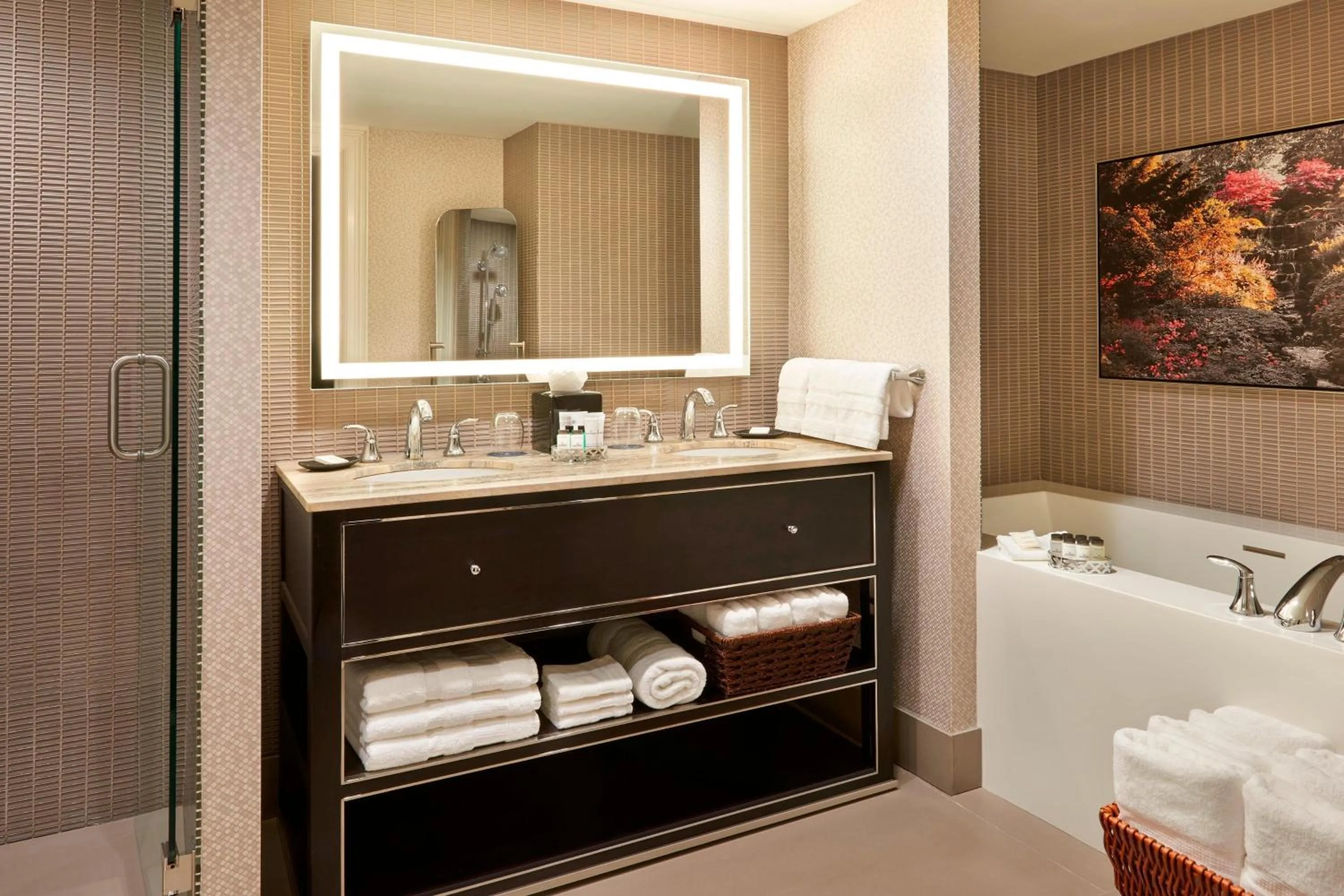 Bathroom, Bed in Sheraton Centre Toronto Hotel