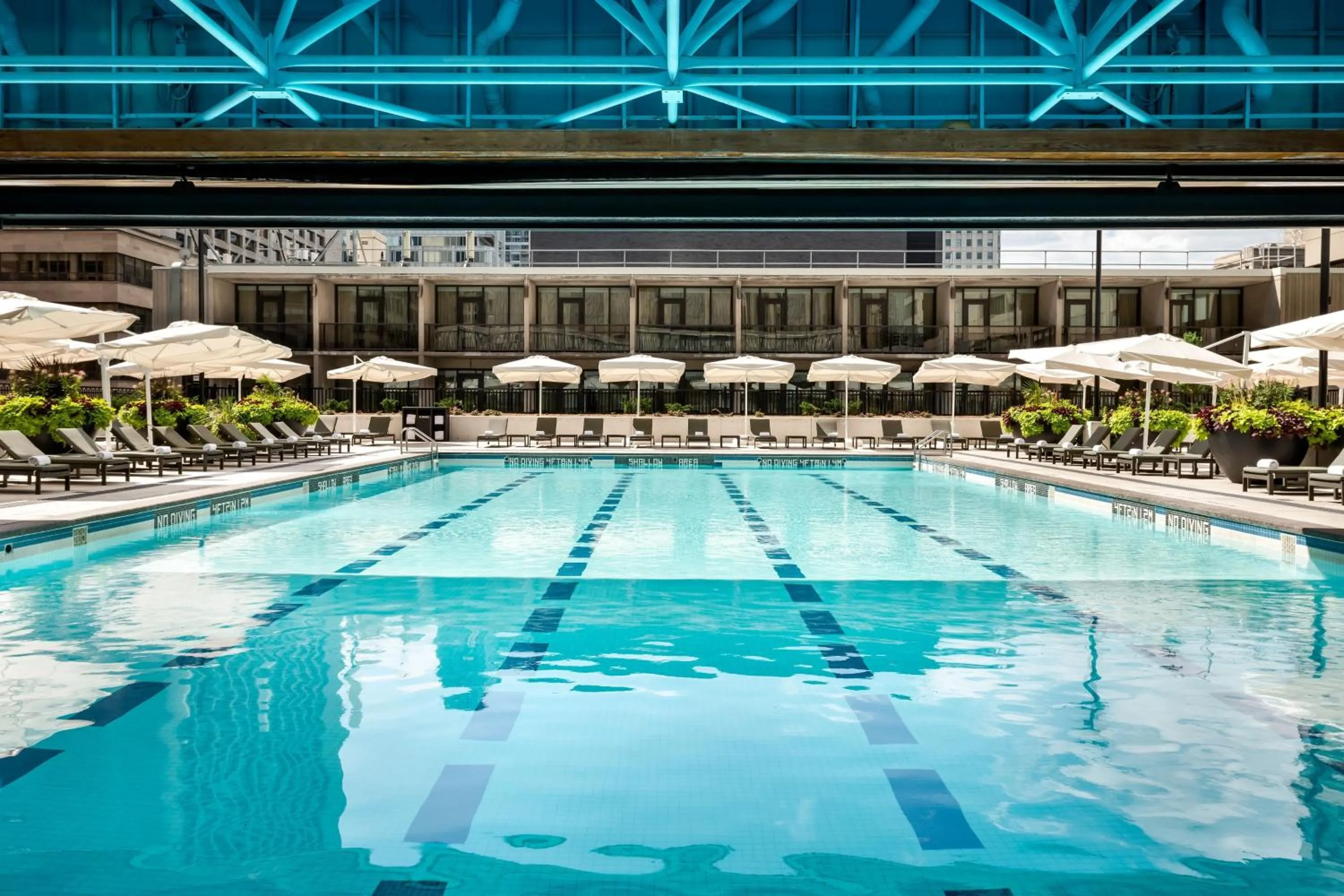 Swimming pool in Sheraton Centre Toronto Hotel