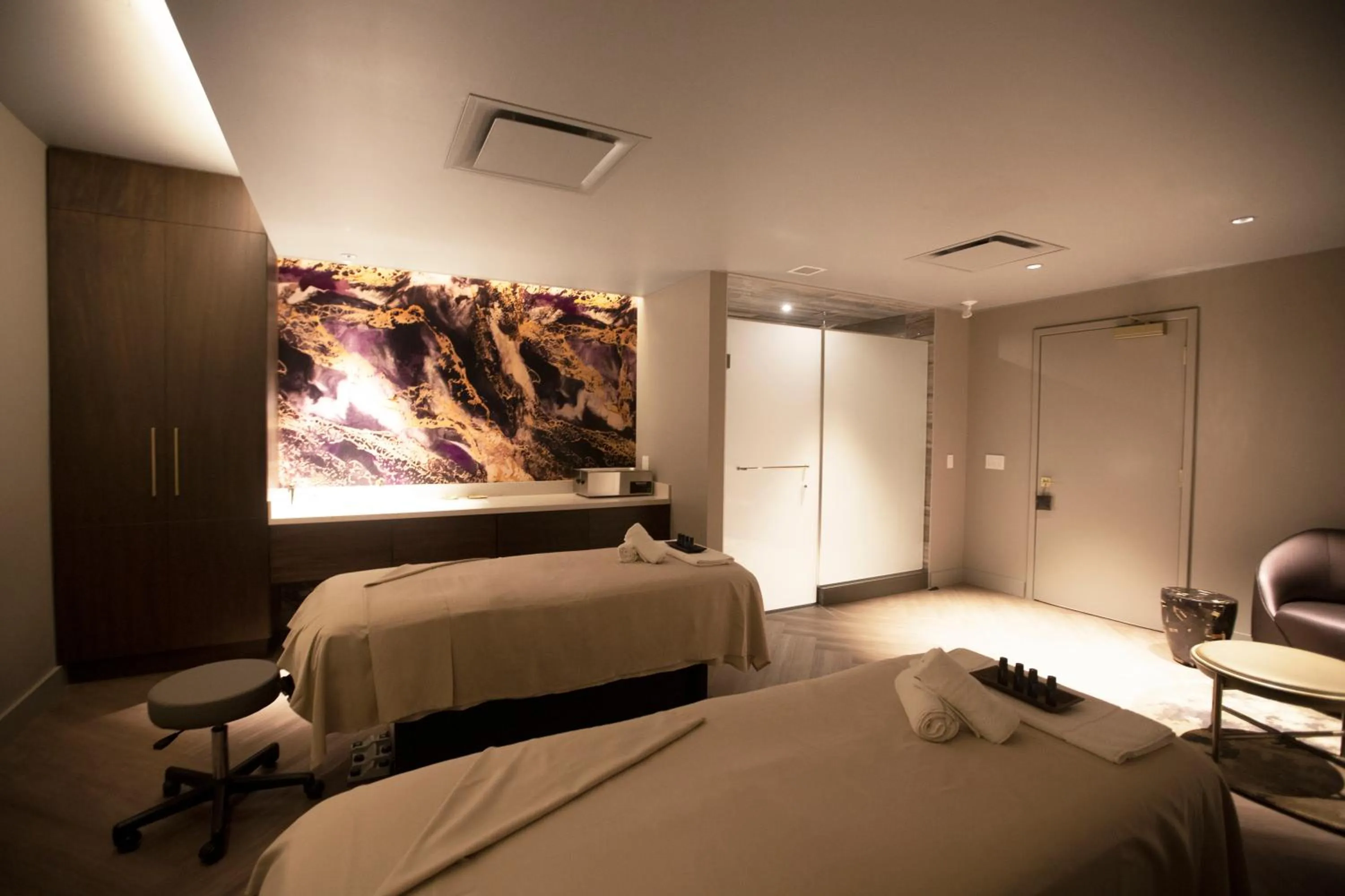 Massage, Bed in The Omni King Edward Hotel