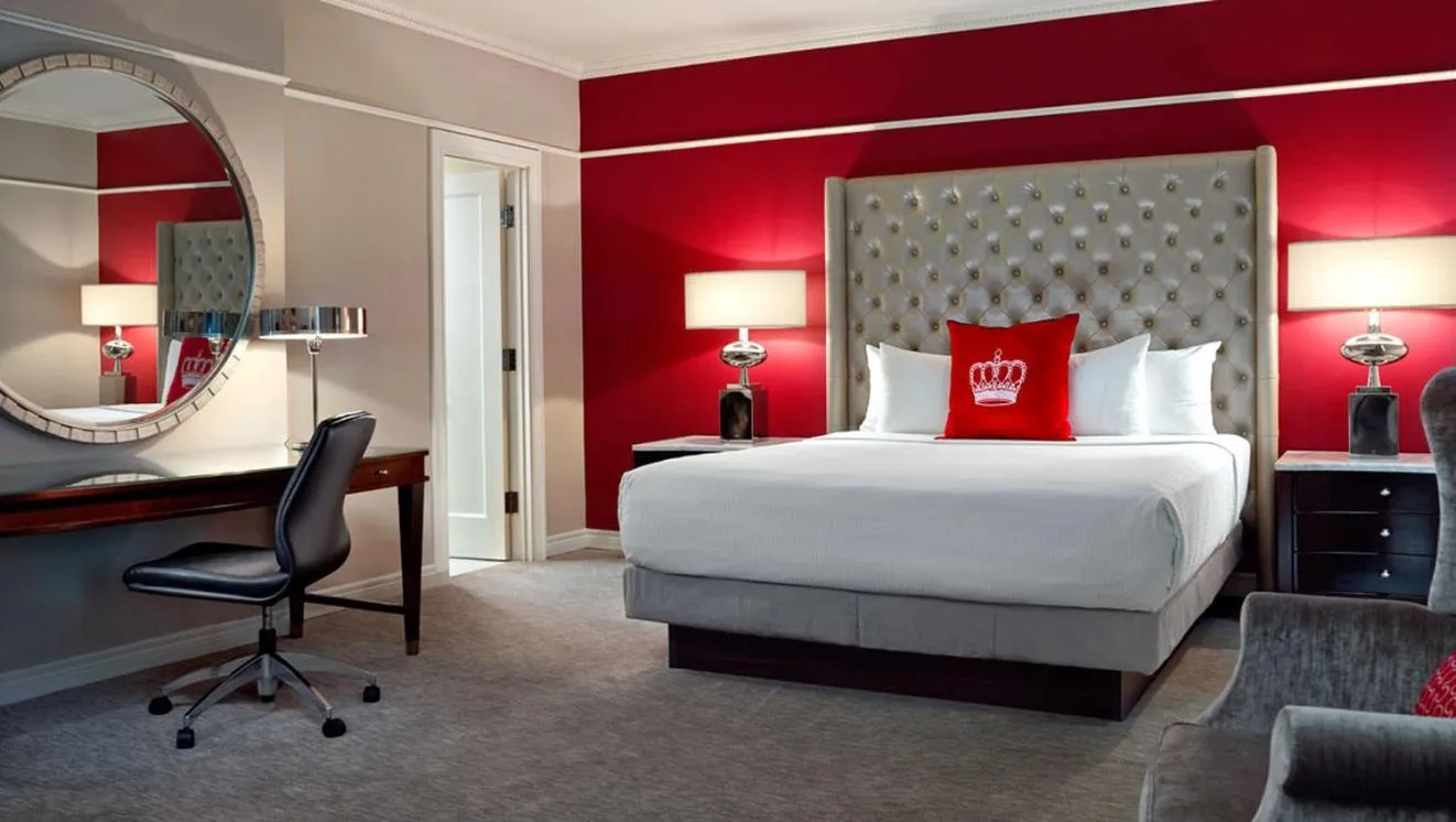 Photo of the whole room, Bed in The Omni King Edward Hotel