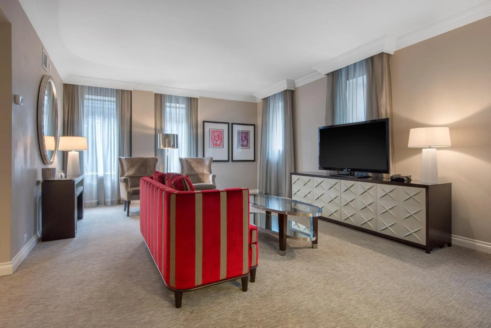 Photo of the whole room in The Omni King Edward Hotel