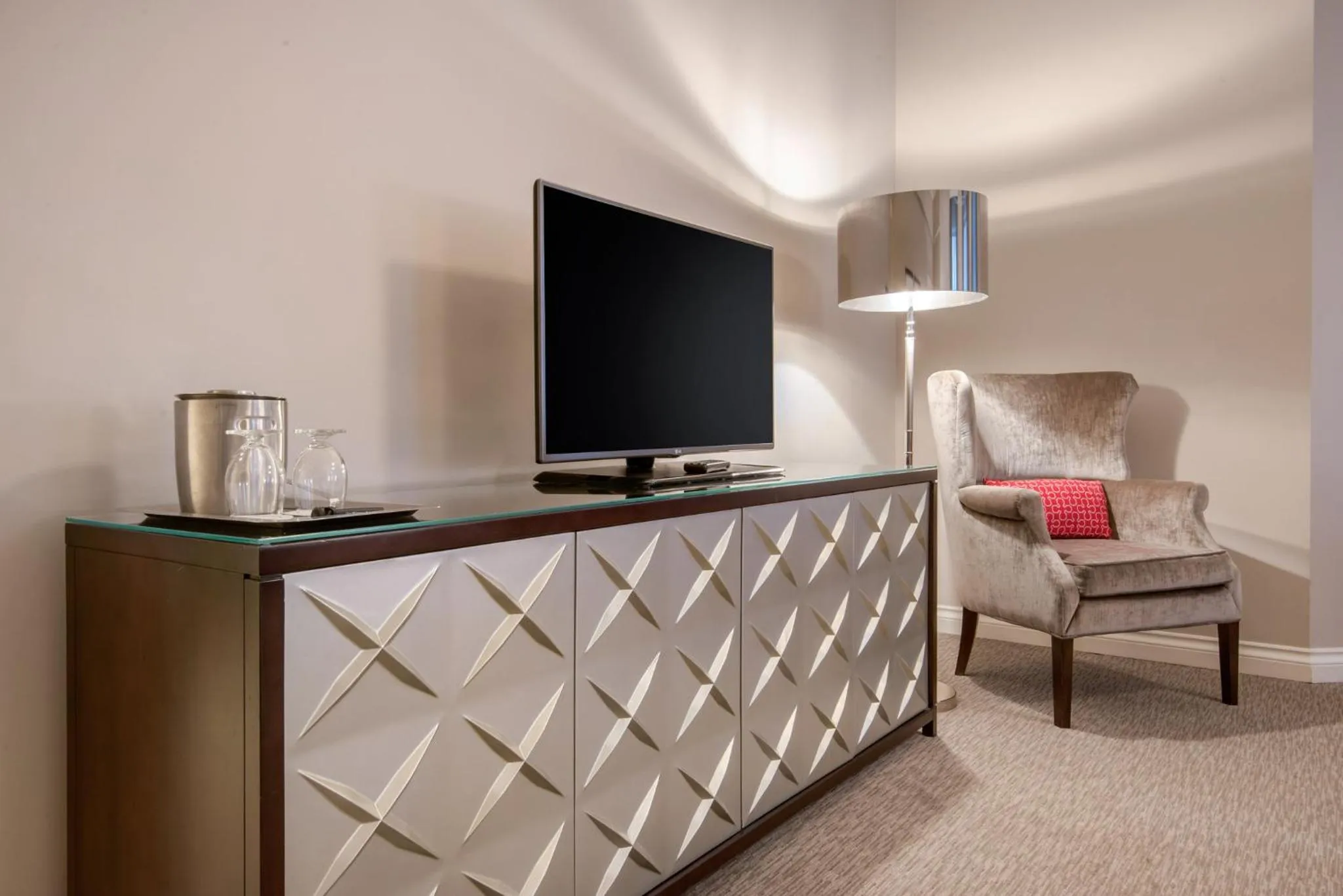 Photo of the whole room in The Omni King Edward Hotel