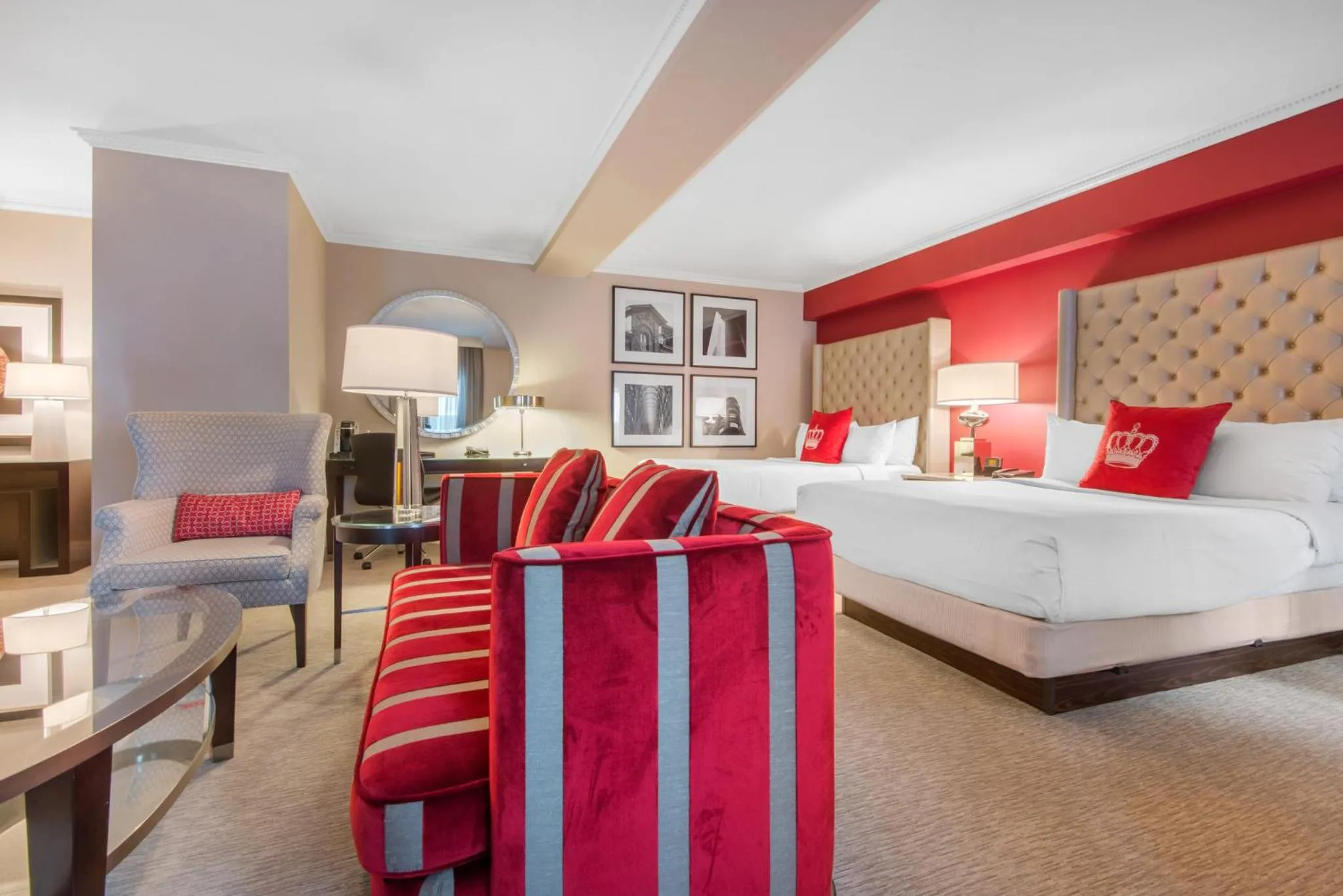 Photo of the whole room, Bed in The Omni King Edward Hotel