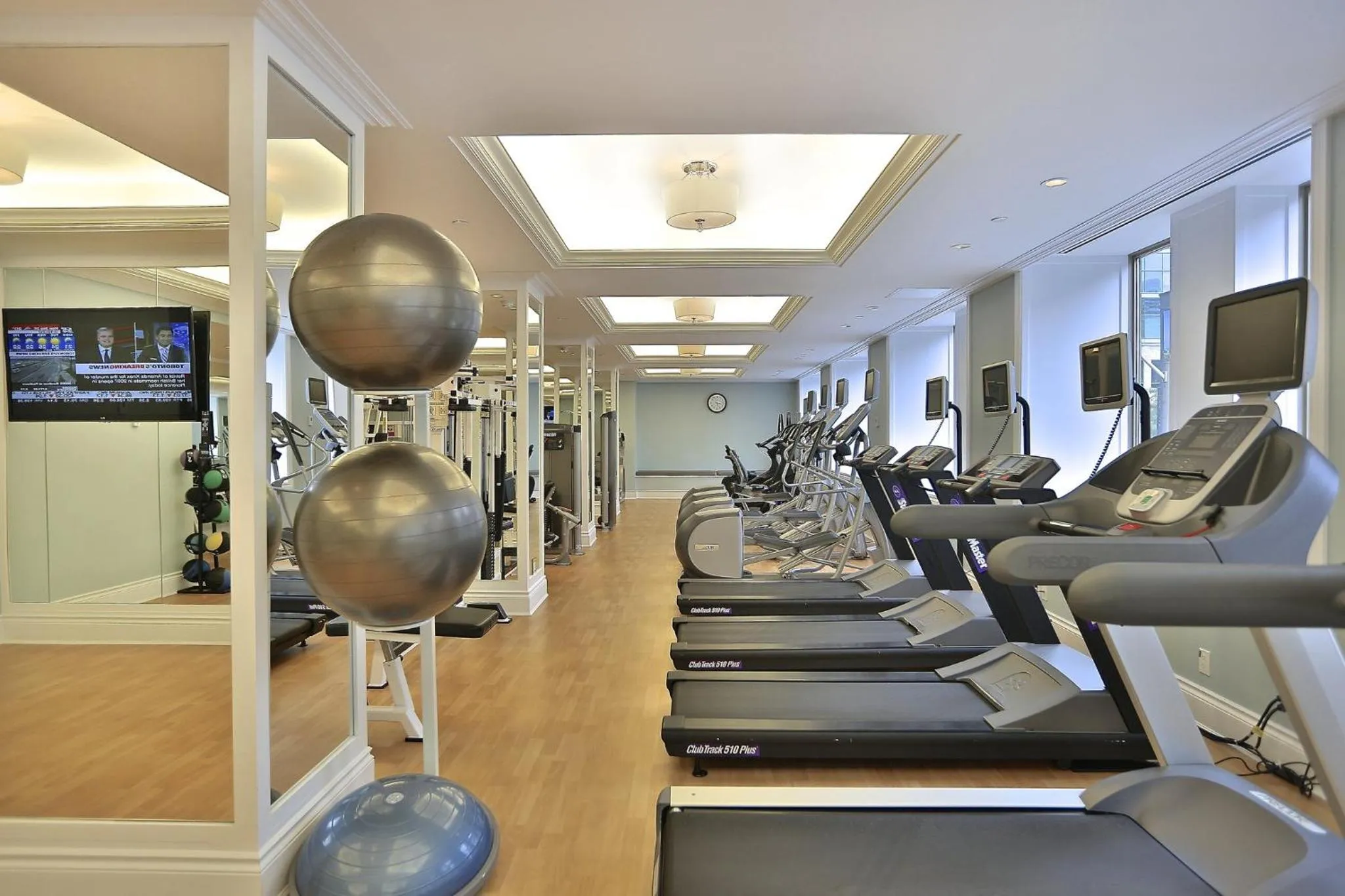 Fitness centre/facilities in The Omni King Edward Hotel