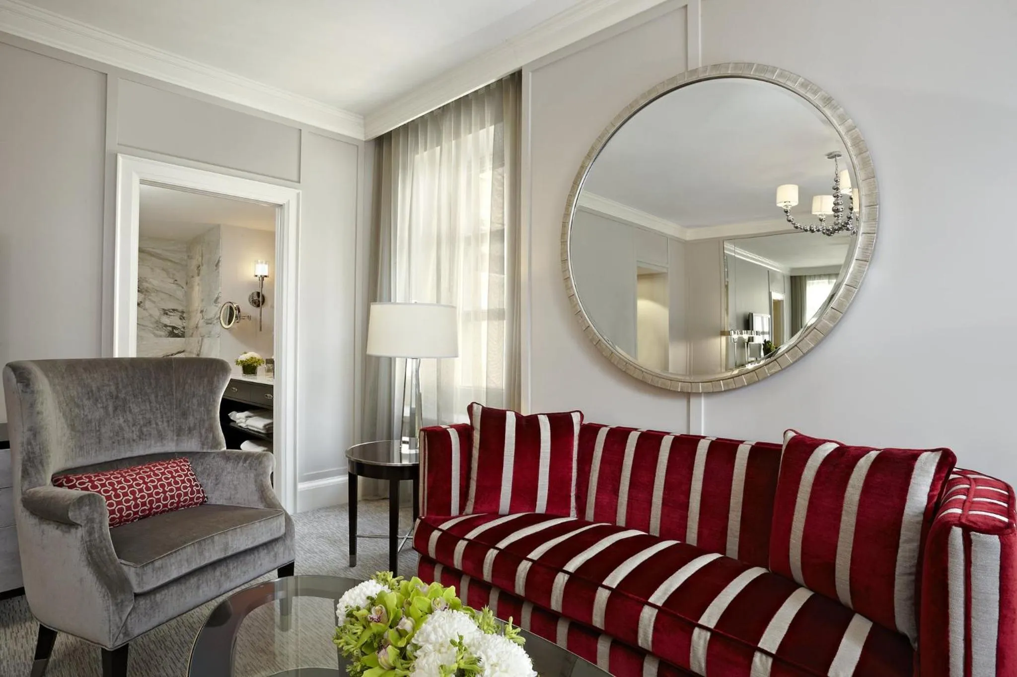 Photo of the whole room in The Omni King Edward Hotel