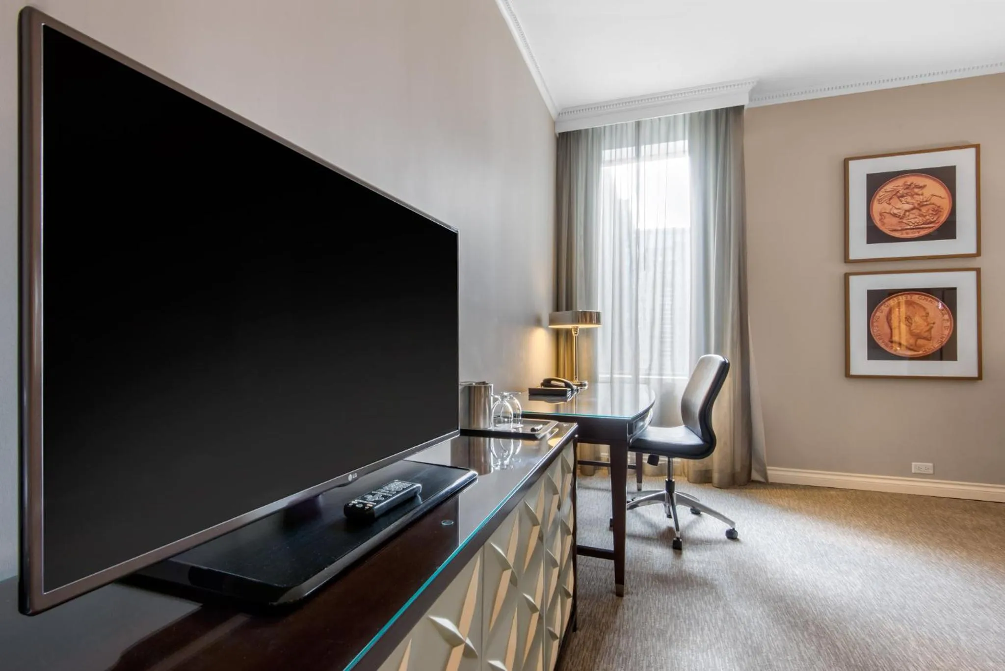 Photo of the whole room in The Omni King Edward Hotel