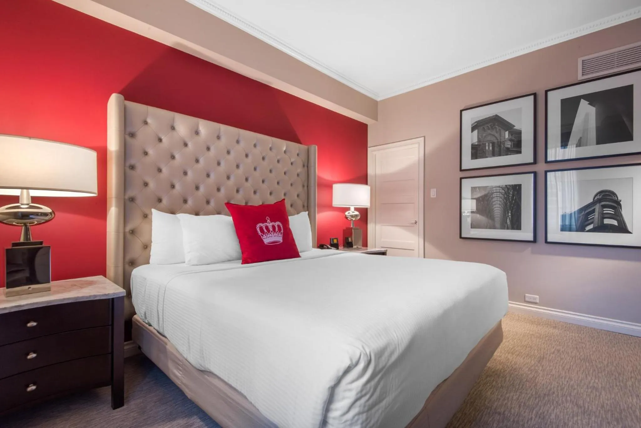 Photo of the whole room, Bed in The Omni King Edward Hotel