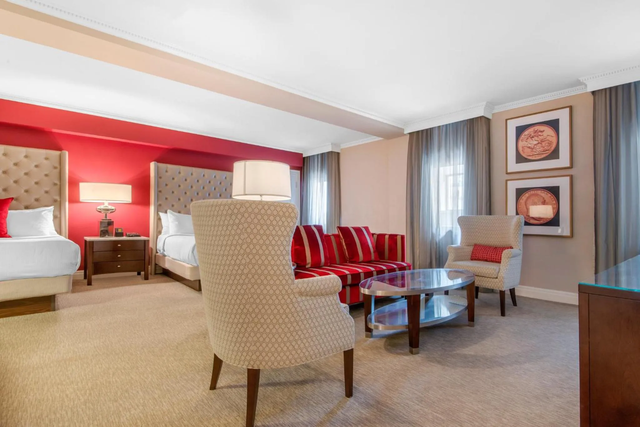 Photo of the whole room, Bed in The Omni King Edward Hotel