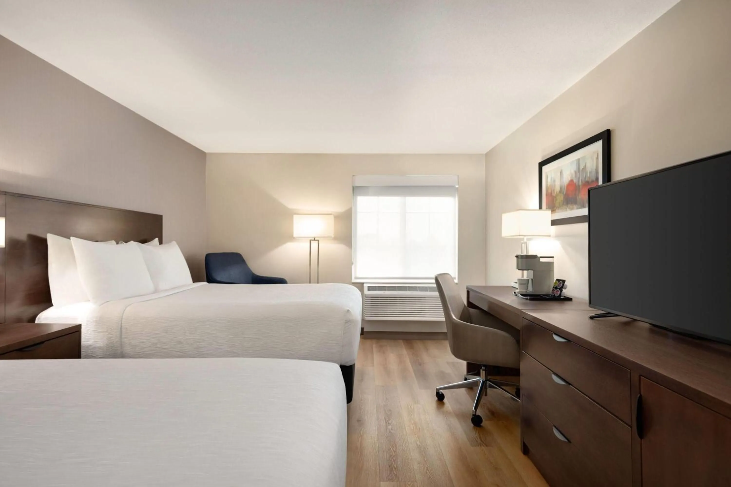 Photo of the whole room, Bed in La Quinta Inn by Wyndham Vancouver Airport