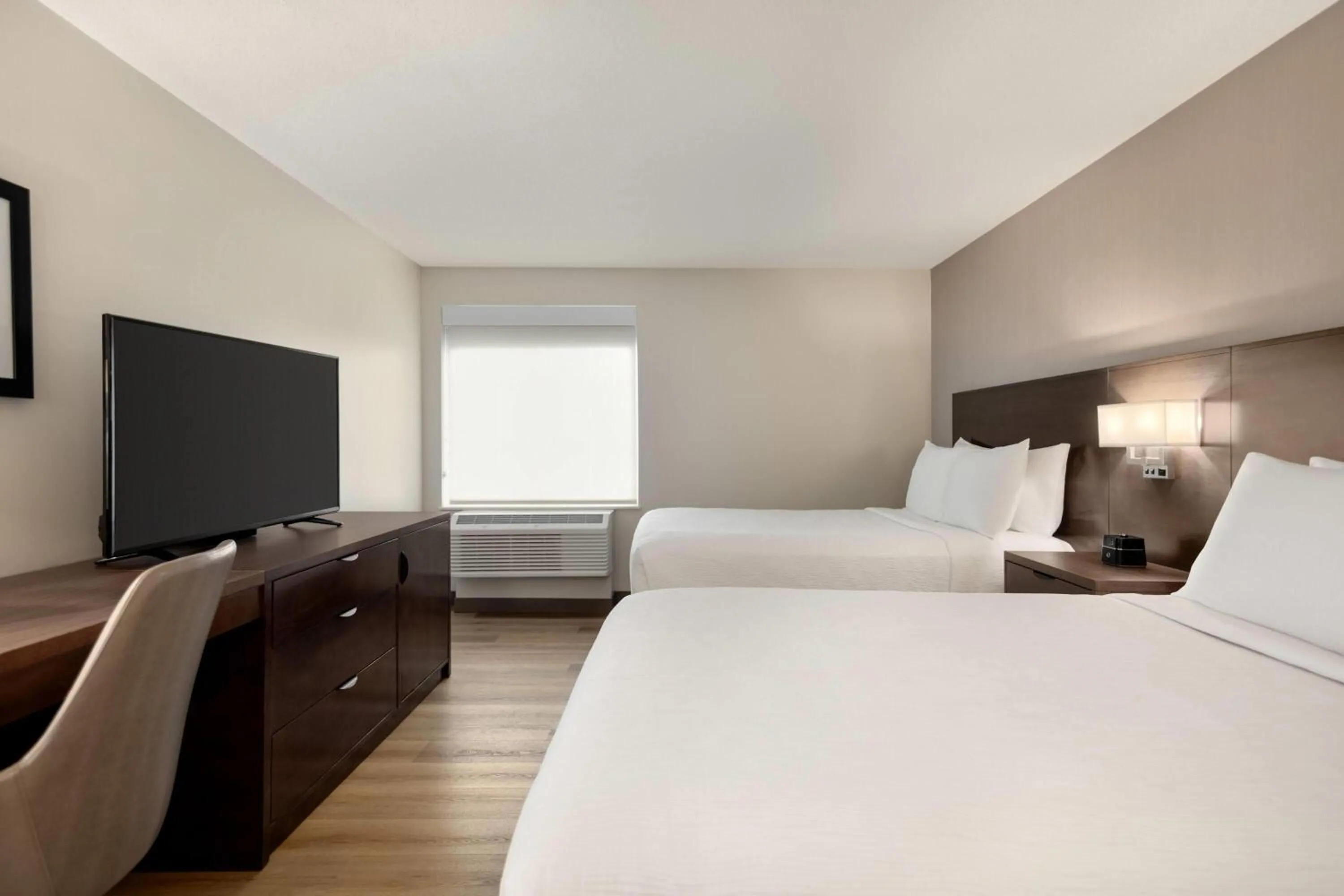 Photo of the whole room, Bed in La Quinta Inn by Wyndham Vancouver Airport