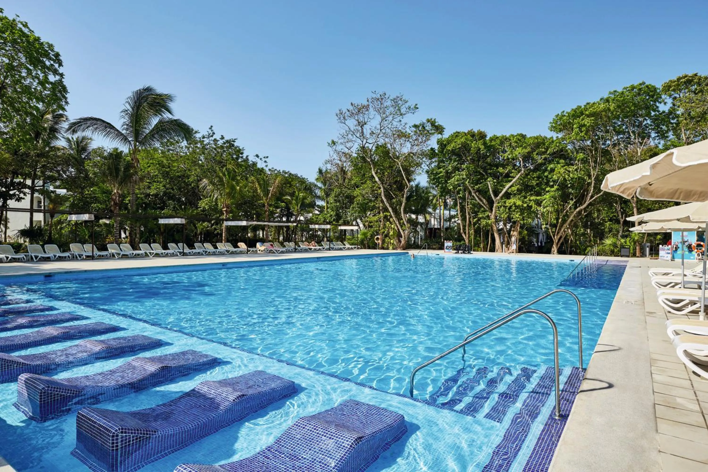 Swimming pool in Riu Tequila - All Inclusive