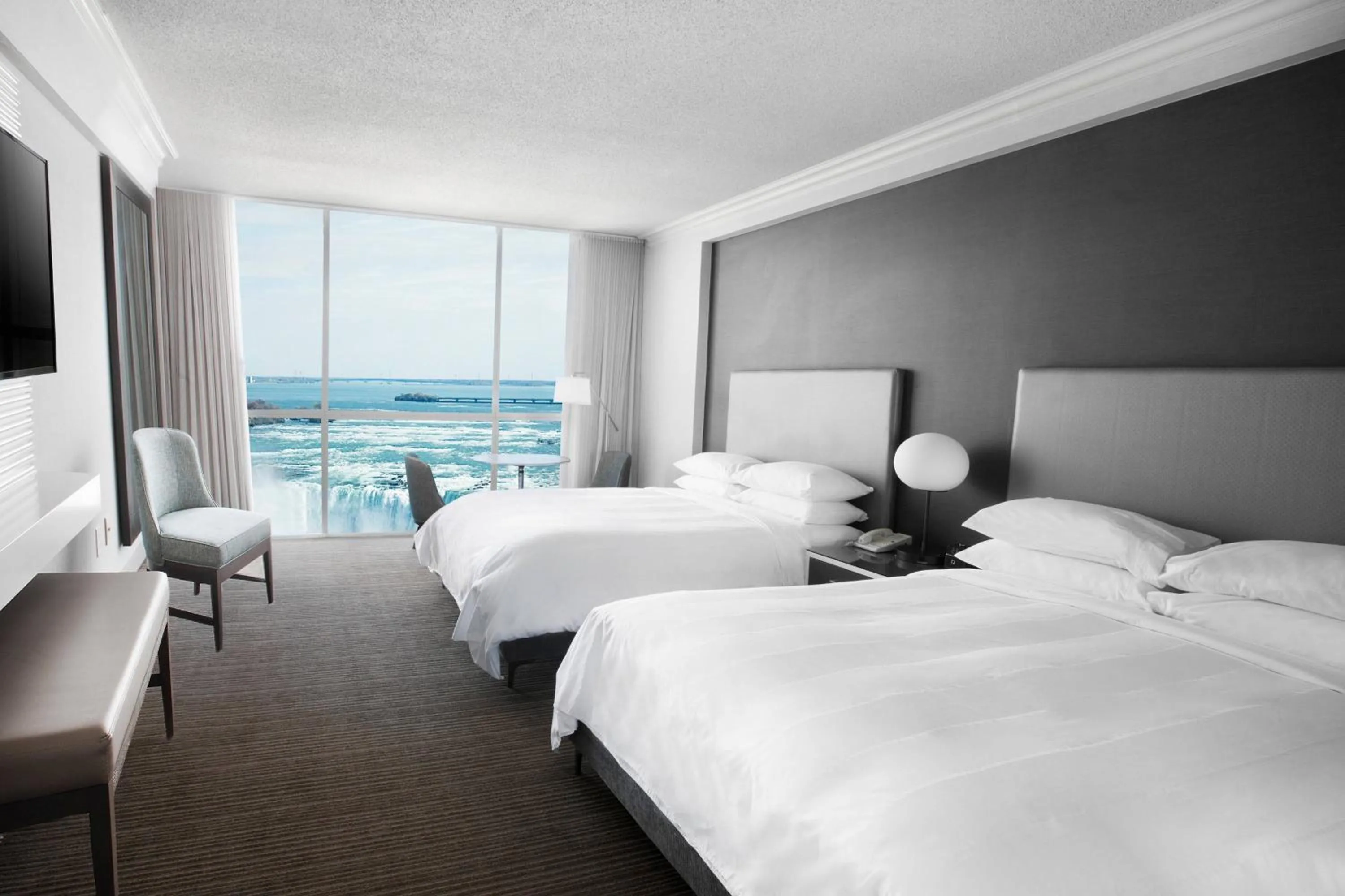 Bedroom, Bed in Niagara Falls Marriott on the Falls