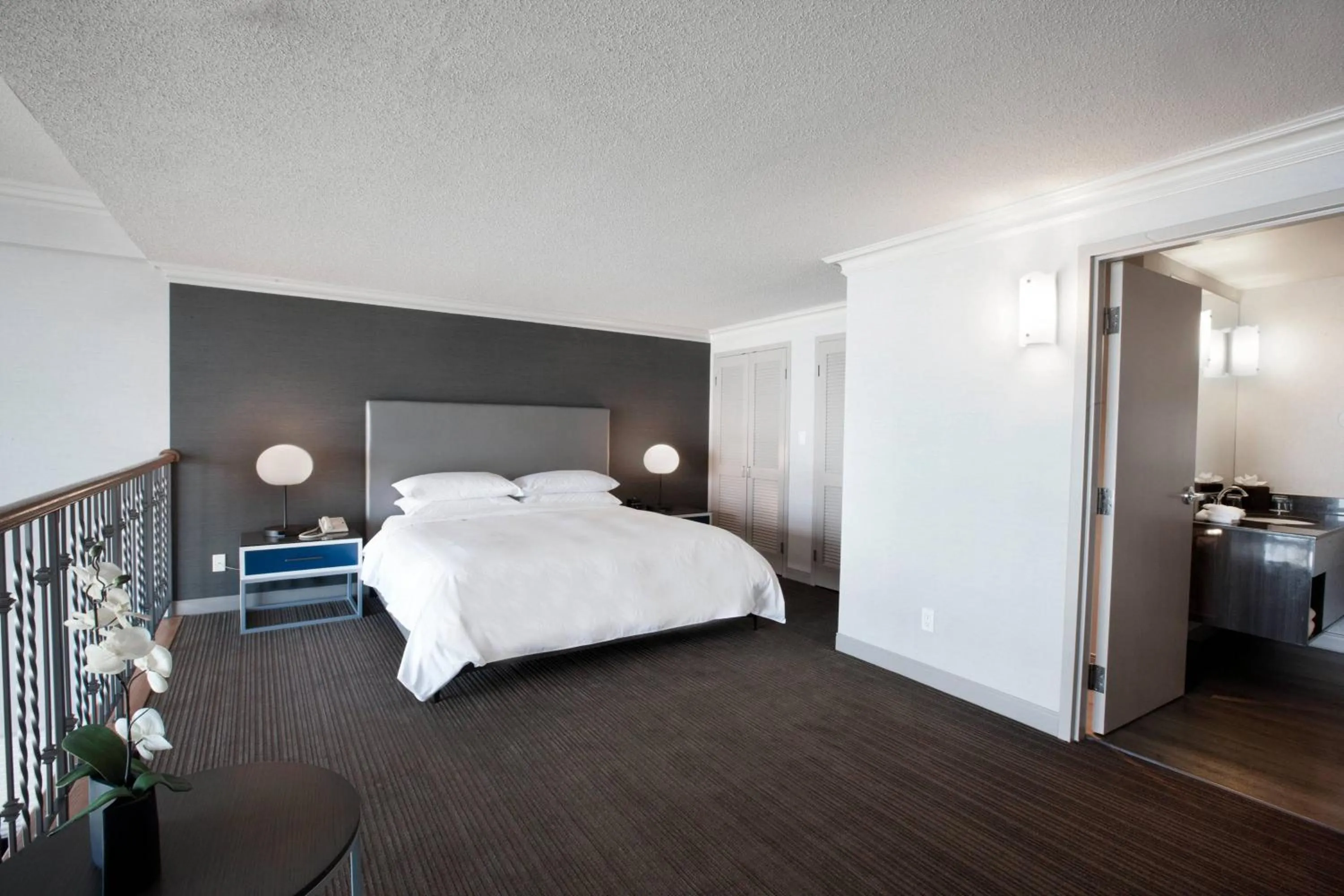 Bedroom, Bed in Niagara Falls Marriott on the Falls