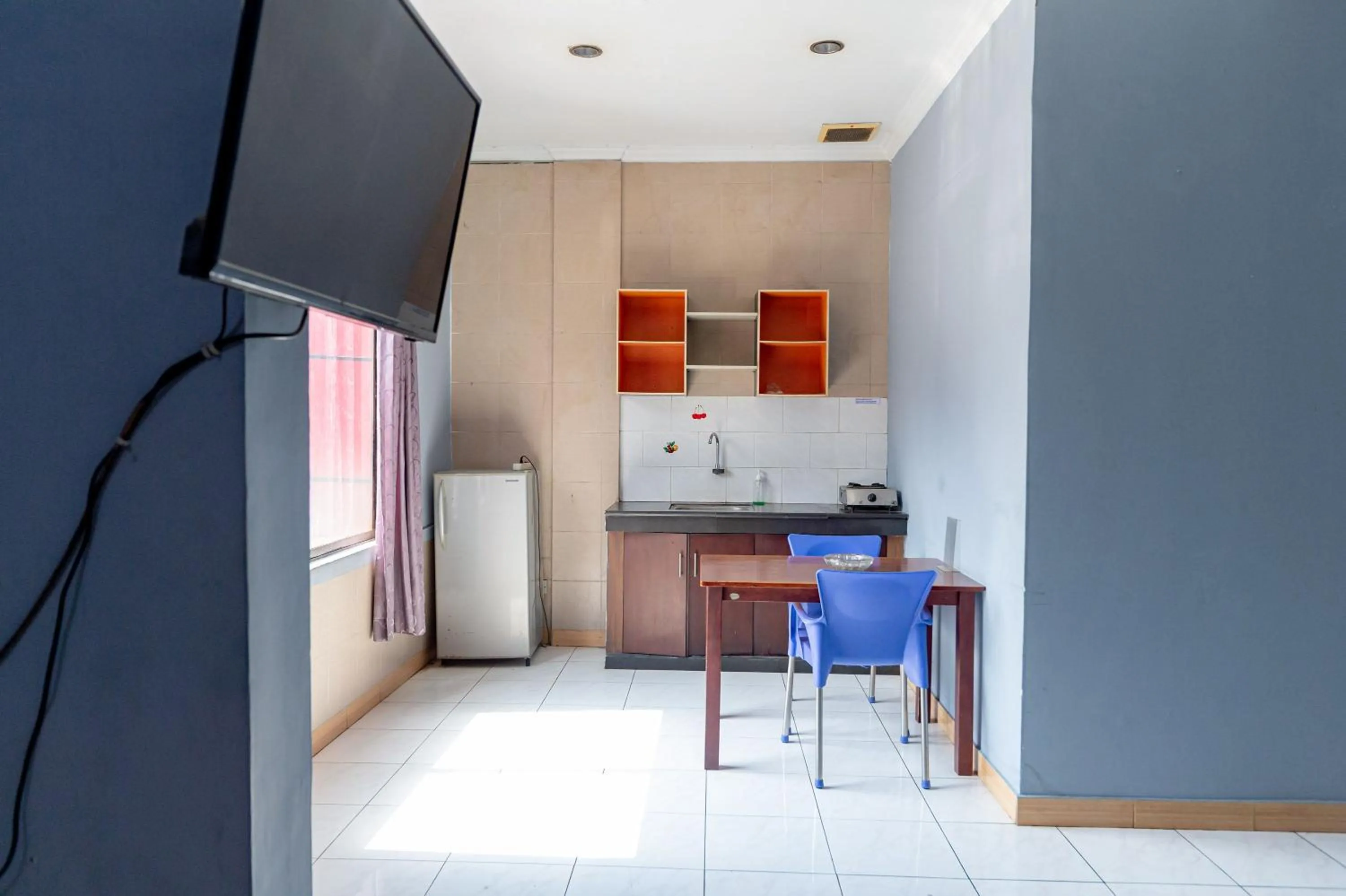 Kitchen or kitchenette in RedDoorz Plus @ Jalan Iskandar Muda Medan
