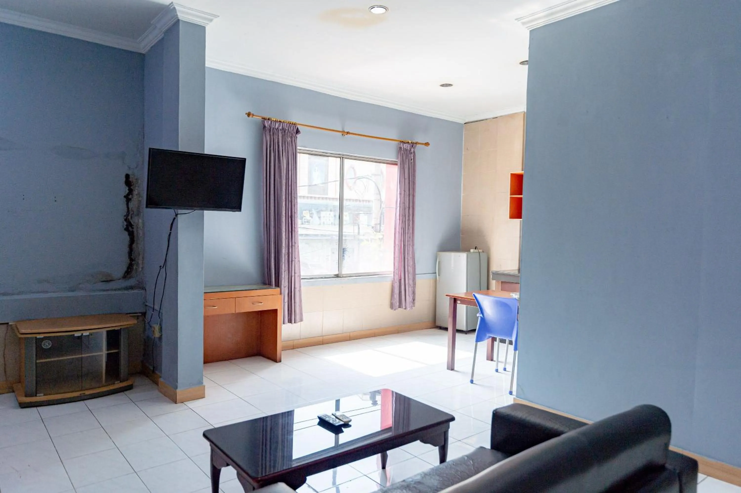 Communal lounge/ TV room in RedDoorz Plus @ Jalan Iskandar Muda Medan