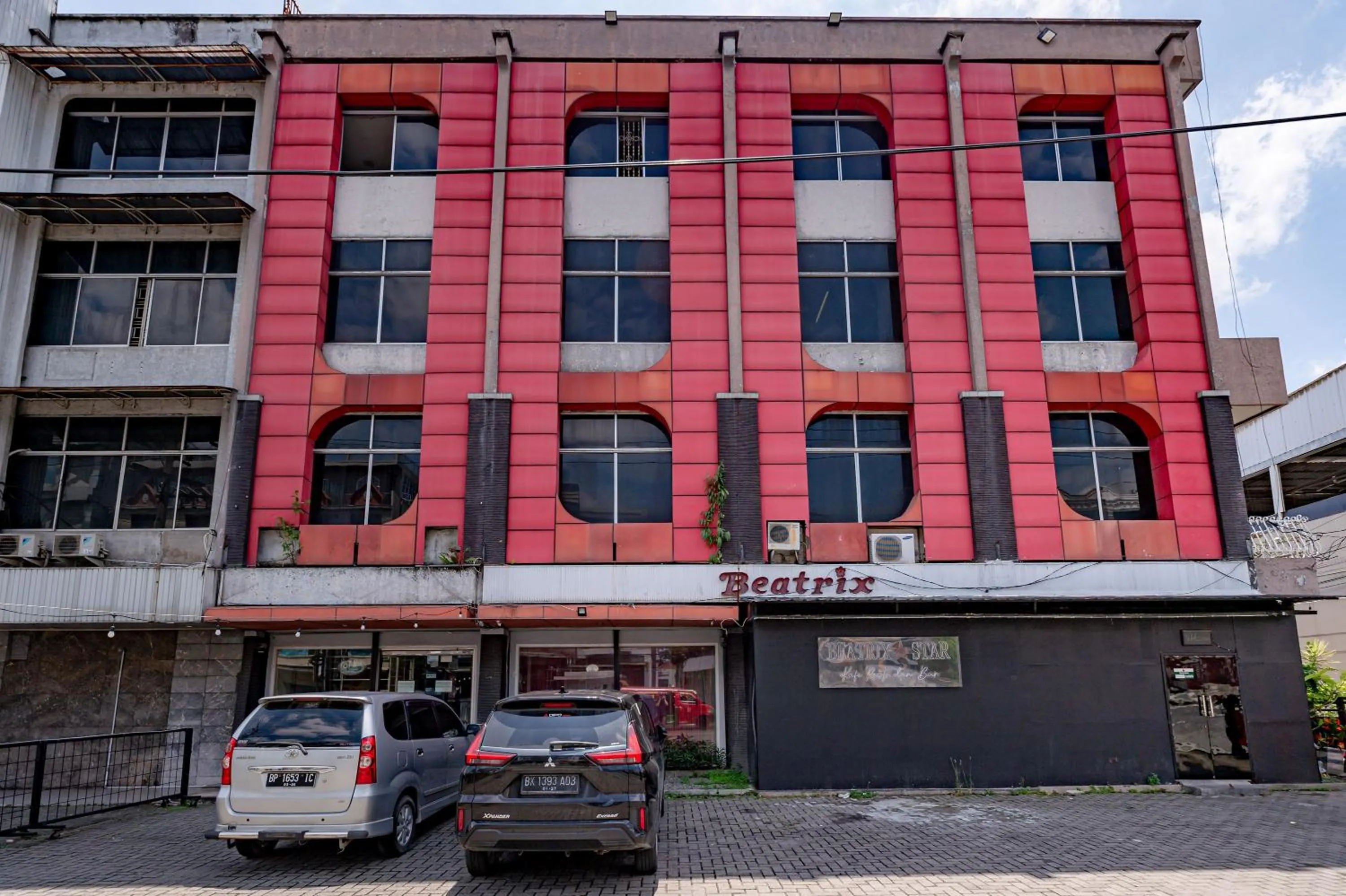 Property building in RedDoorz Plus @ Jalan Iskandar Muda Medan