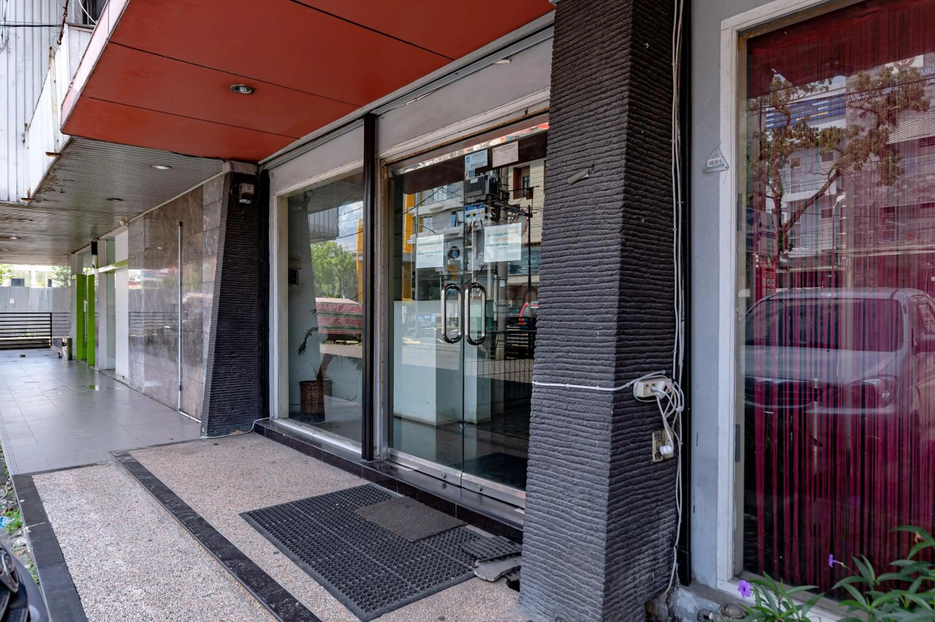 Property building in RedDoorz Plus @ Jalan Iskandar Muda Medan