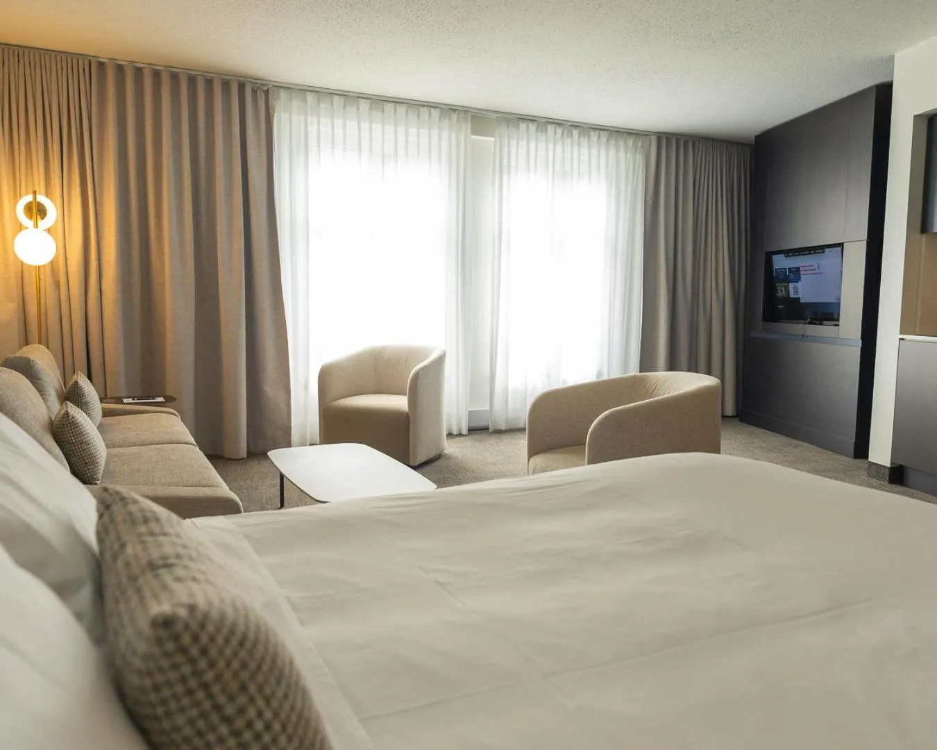 Bed in Hôtel Saint-Sulpice