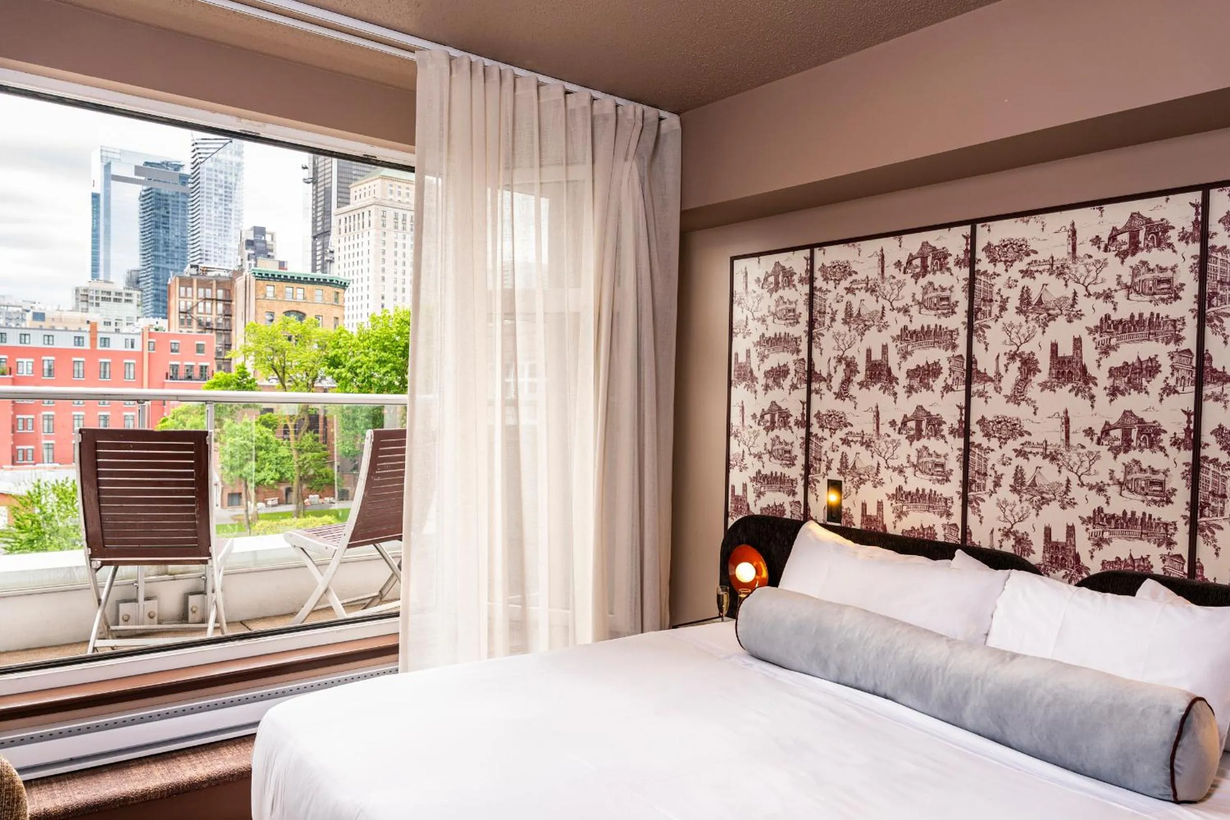 Bed in Hôtel Saint-Sulpice