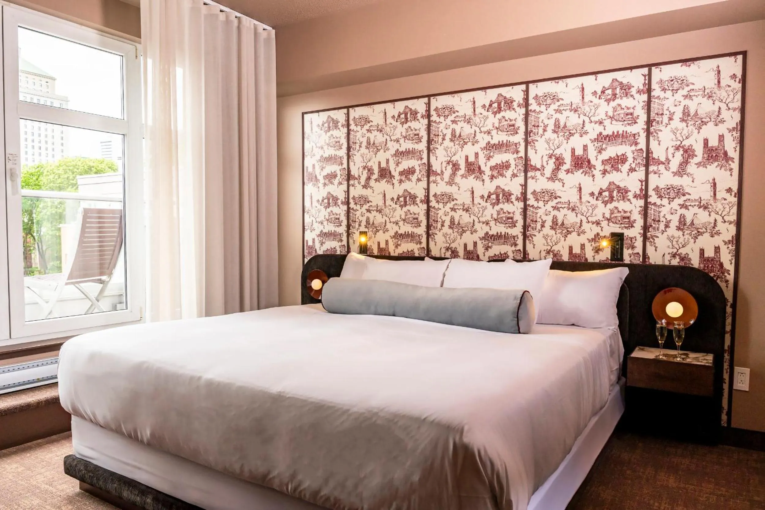 Bed in Hôtel Saint-Sulpice