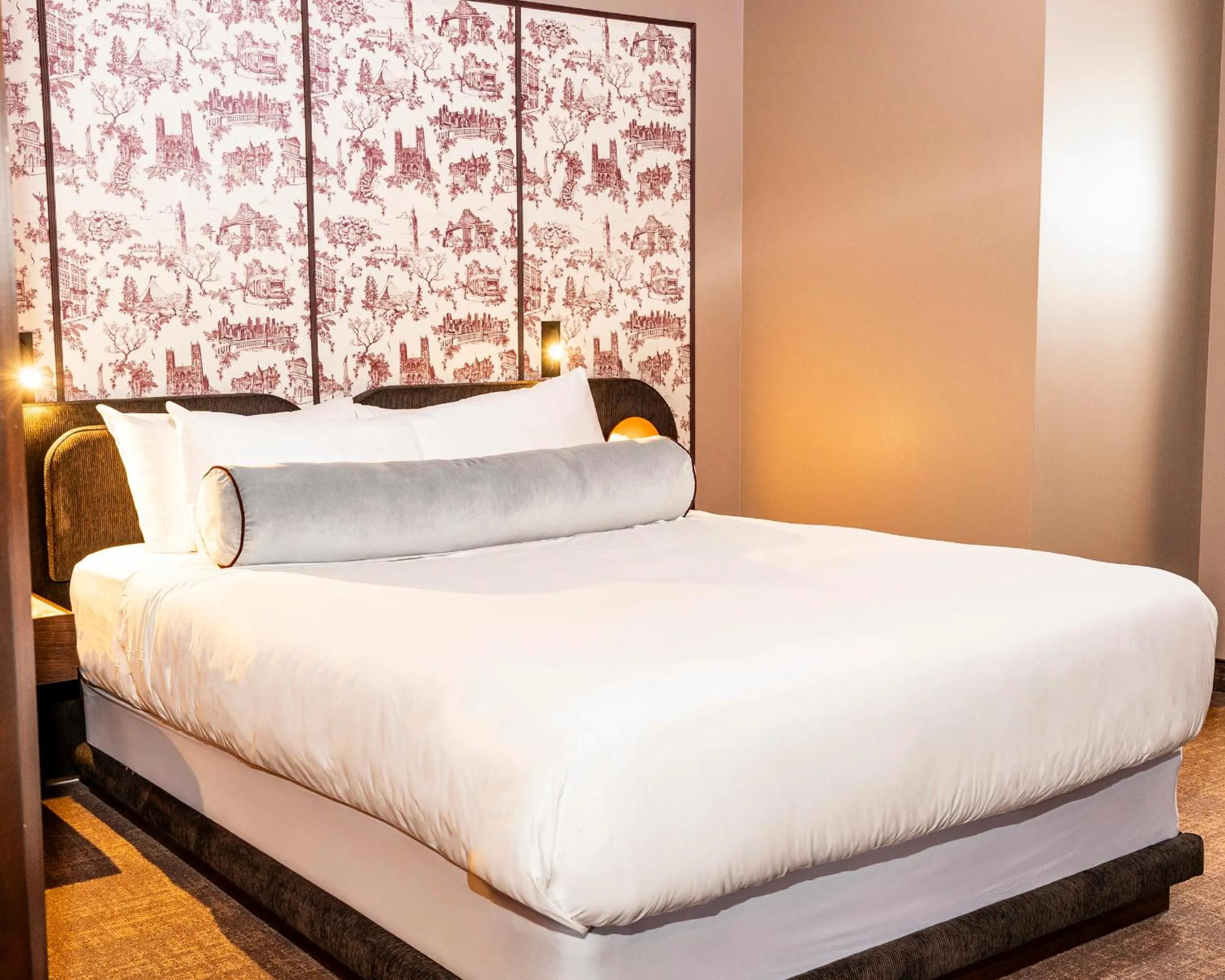 Bed in Hôtel Saint-Sulpice