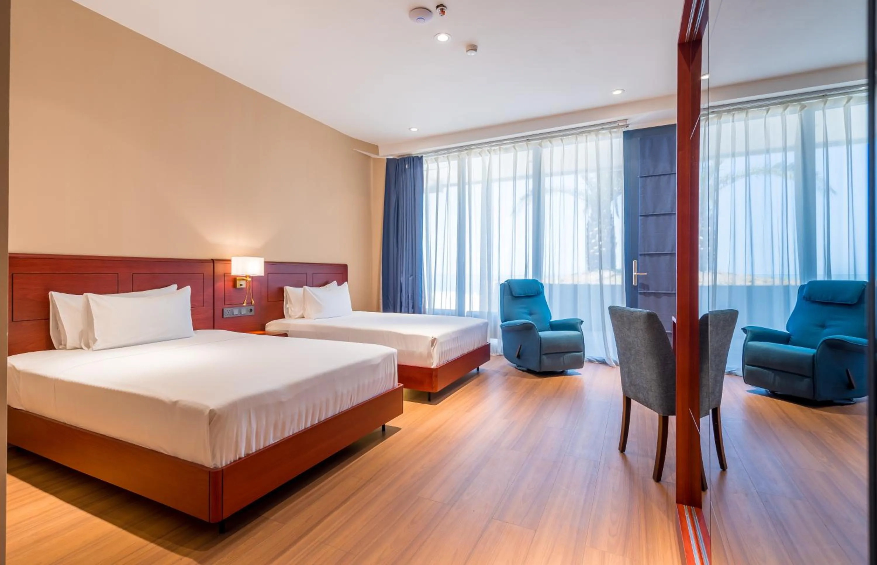 Photo of the whole room, Bed in Litz Resort