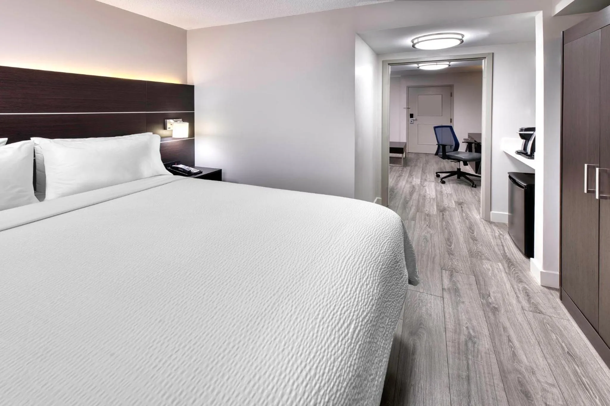 Photo of the whole room, Bed in Holiday Inn Express & Suites Mississauga-Toronto Southwest by IHG