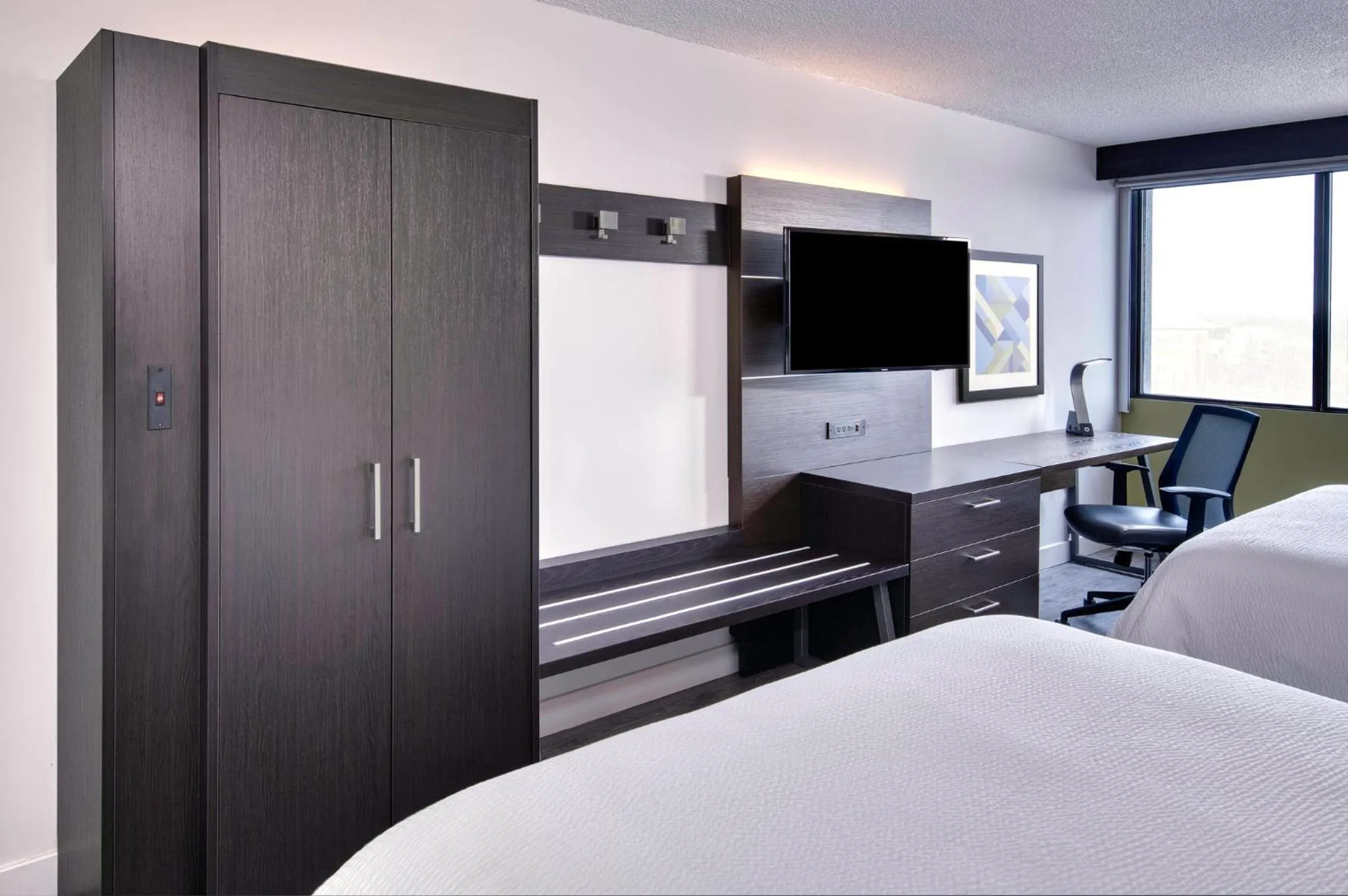 Photo of the whole room, Bed in Holiday Inn Express & Suites Mississauga-Toronto Southwest by IHG