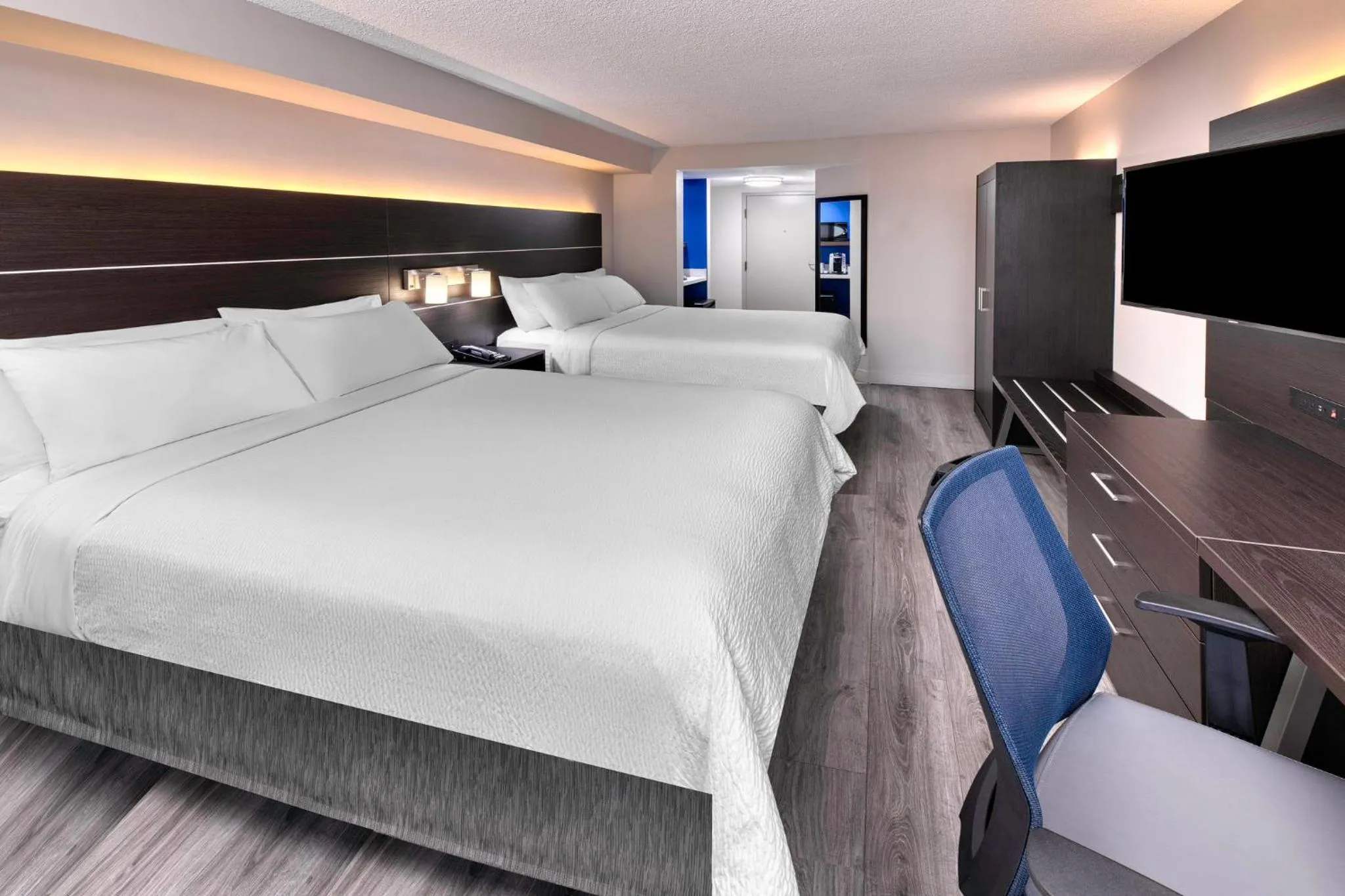 Photo of the whole room, Bed in Holiday Inn Express & Suites Mississauga-Toronto Southwest by IHG