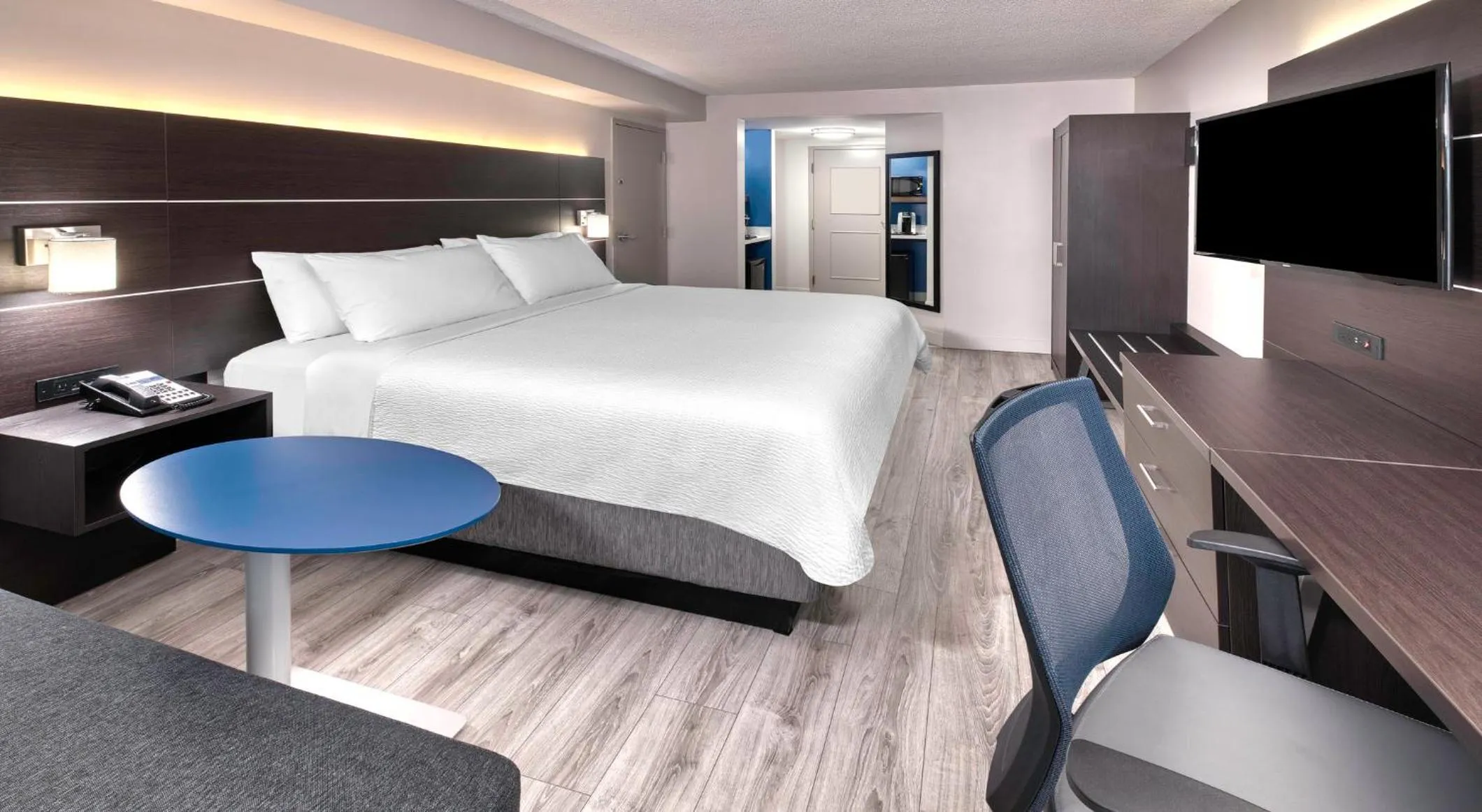 Photo of the whole room, Bed in Holiday Inn Express & Suites Mississauga-Toronto Southwest by IHG