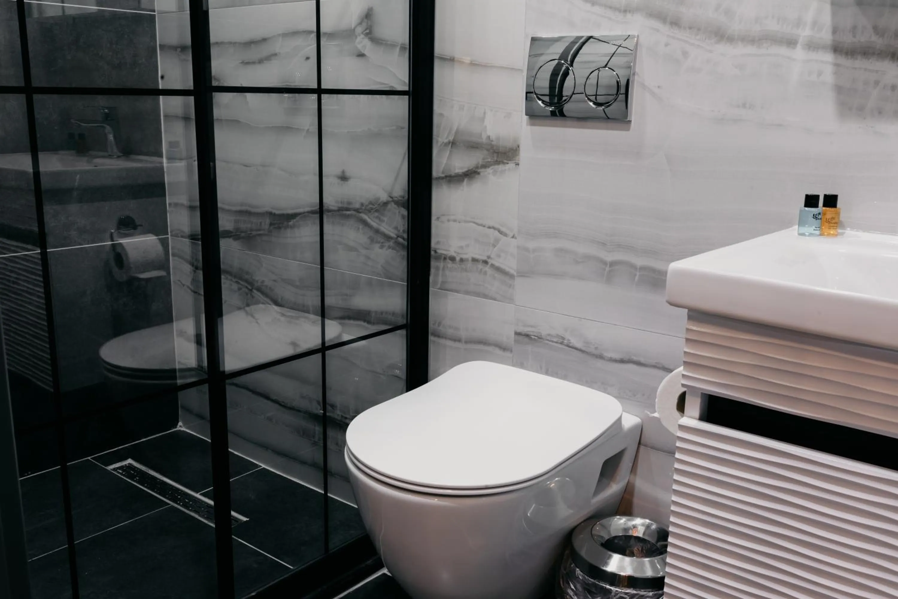 Bathroom in Ceneviz Suit Hotel