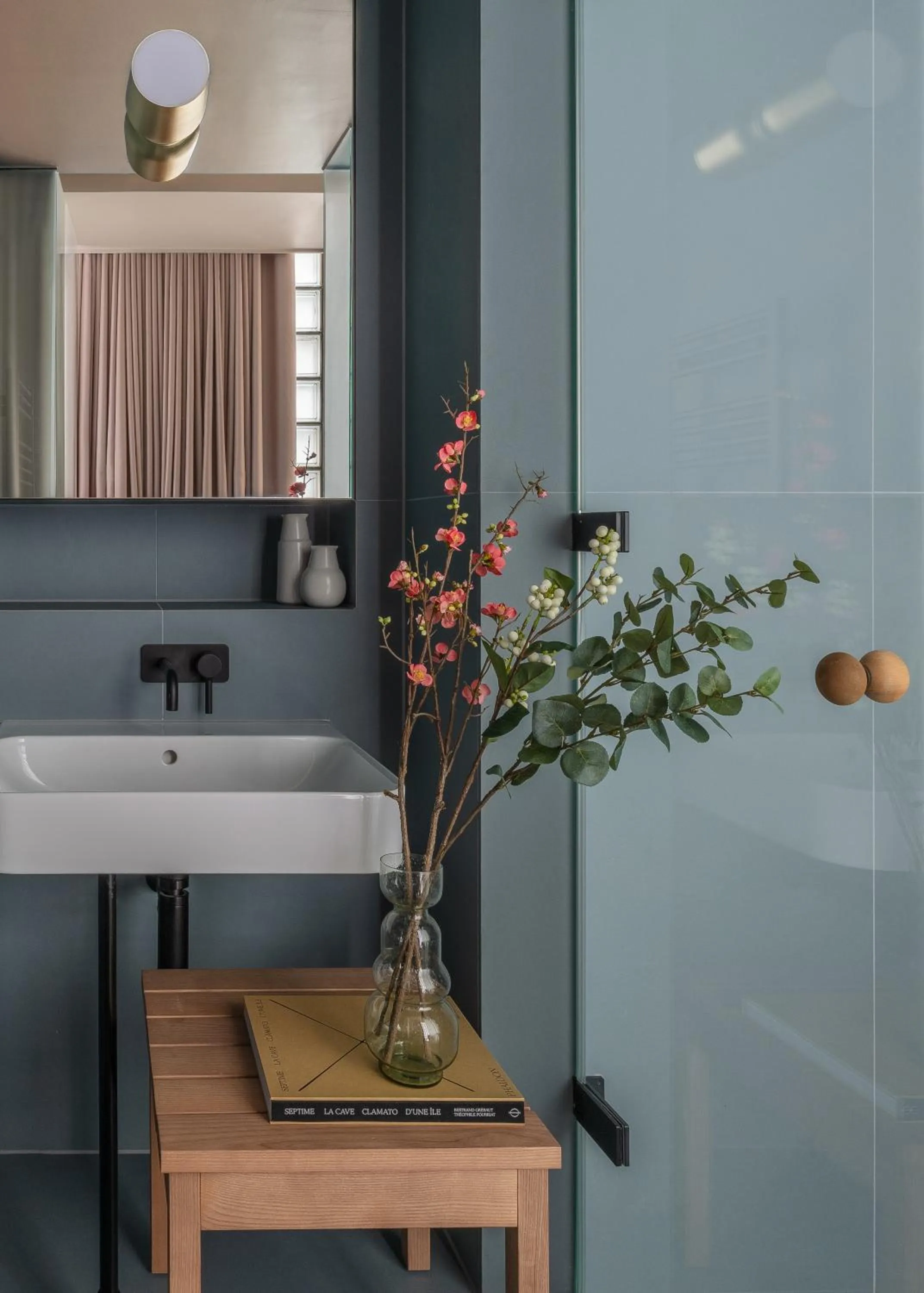 Bathroom in Buckle Street Studios by Locke, Aldgate