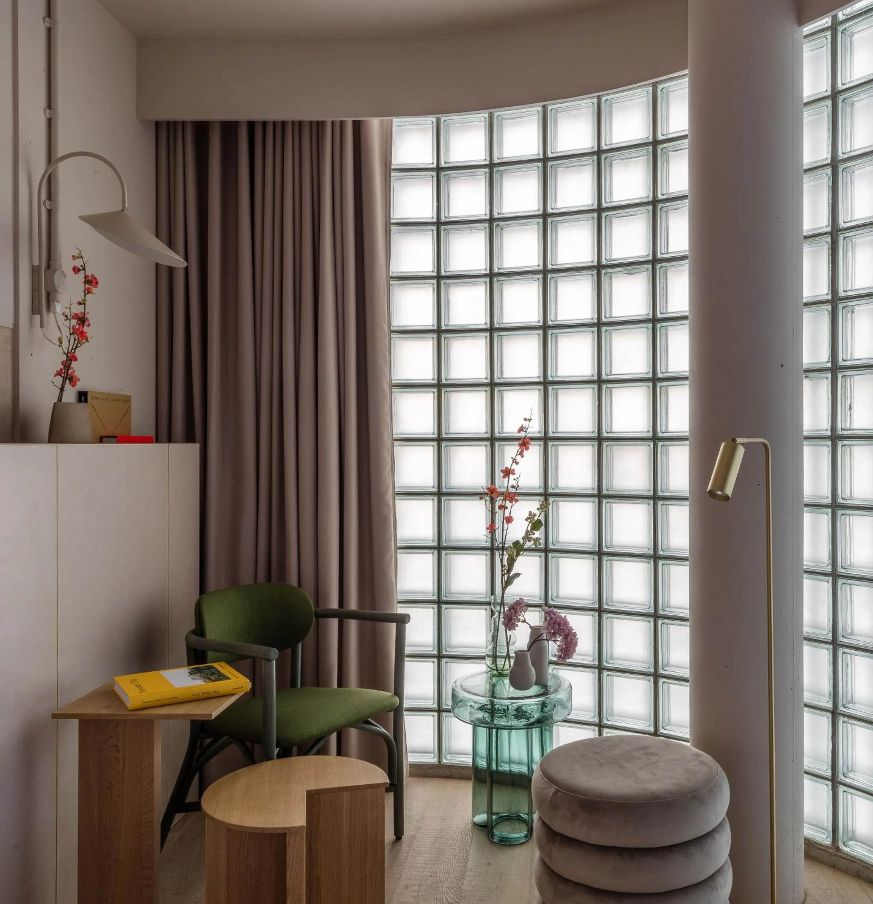 Living room in Buckle Street Studios by Locke, Aldgate