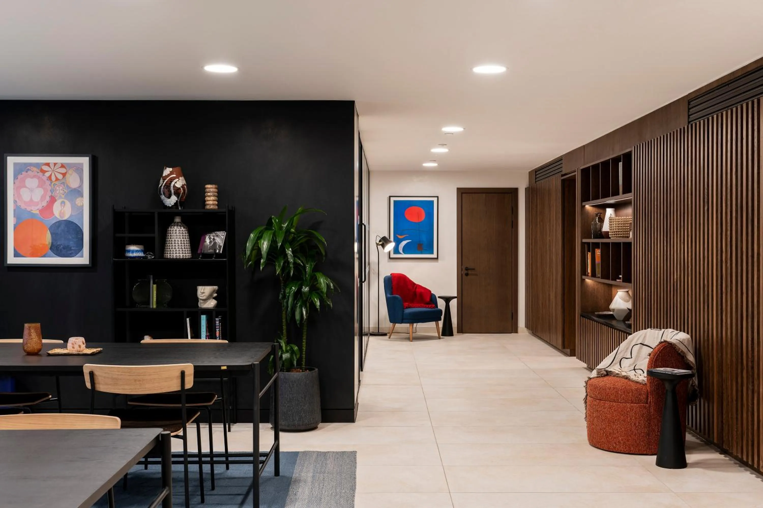 Seating area in Cove Landmark Pinnacle