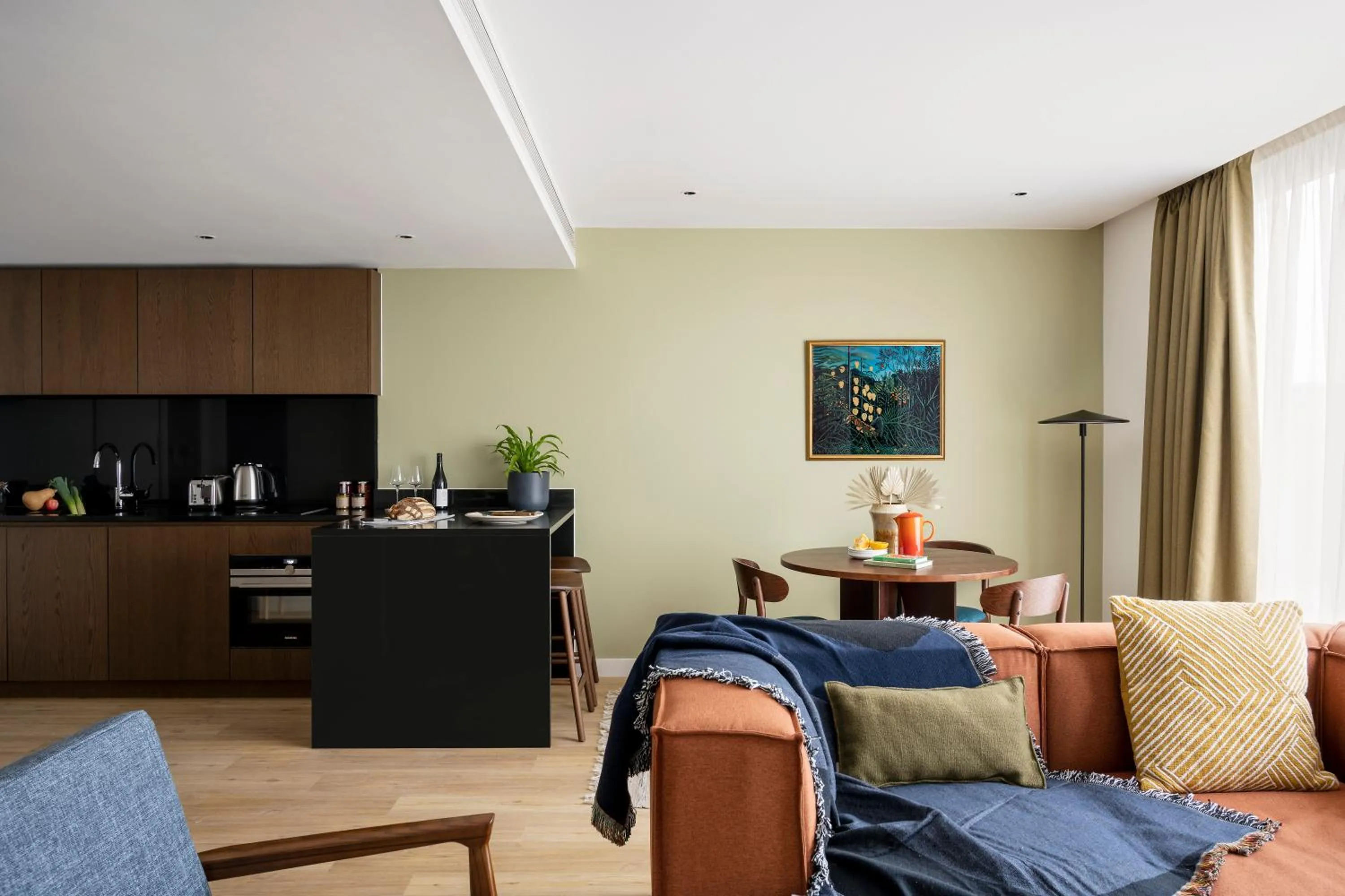 Living room in Cove Landmark Pinnacle