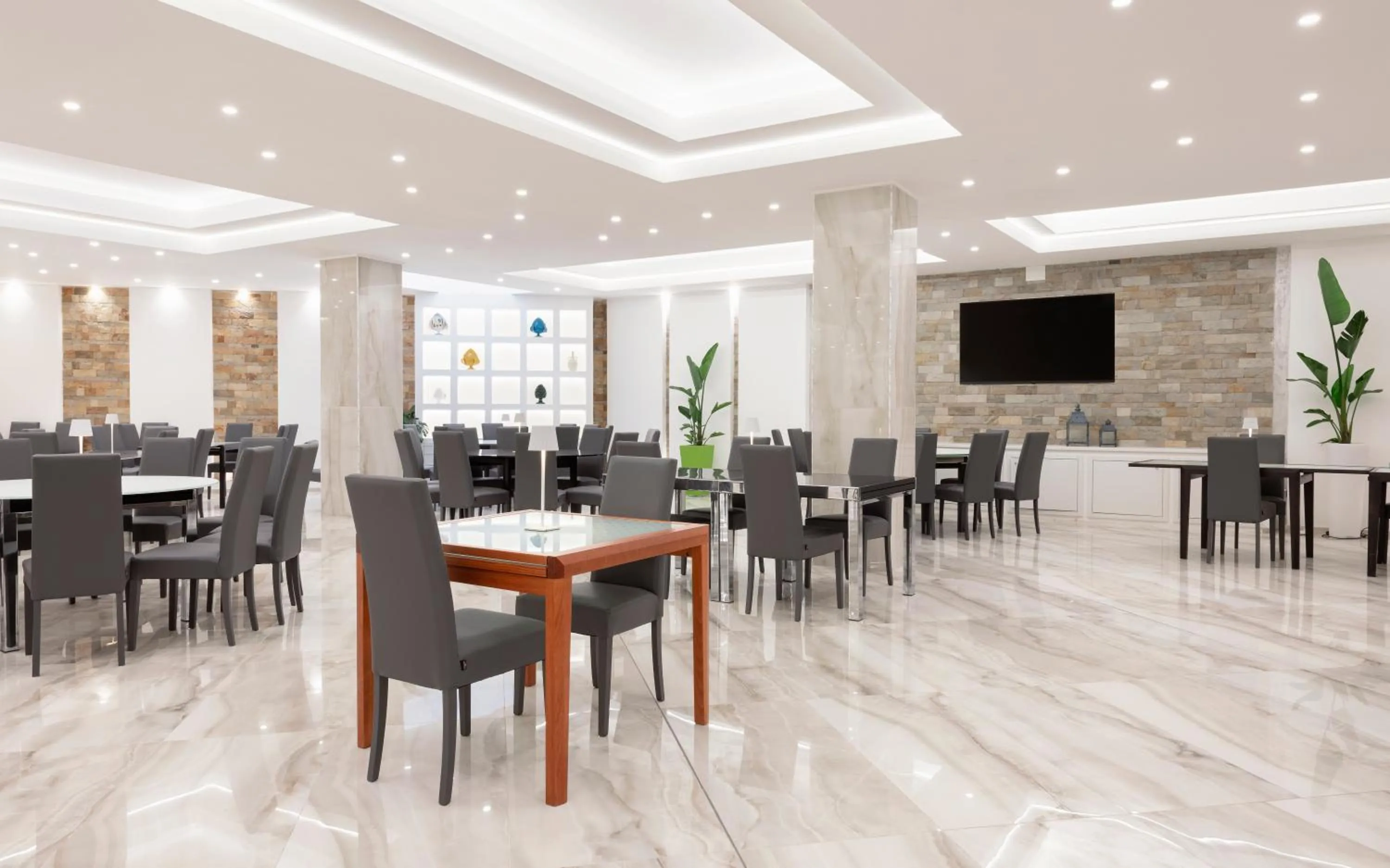 Restaurant/places to eat in JONIUM Hotel Residence