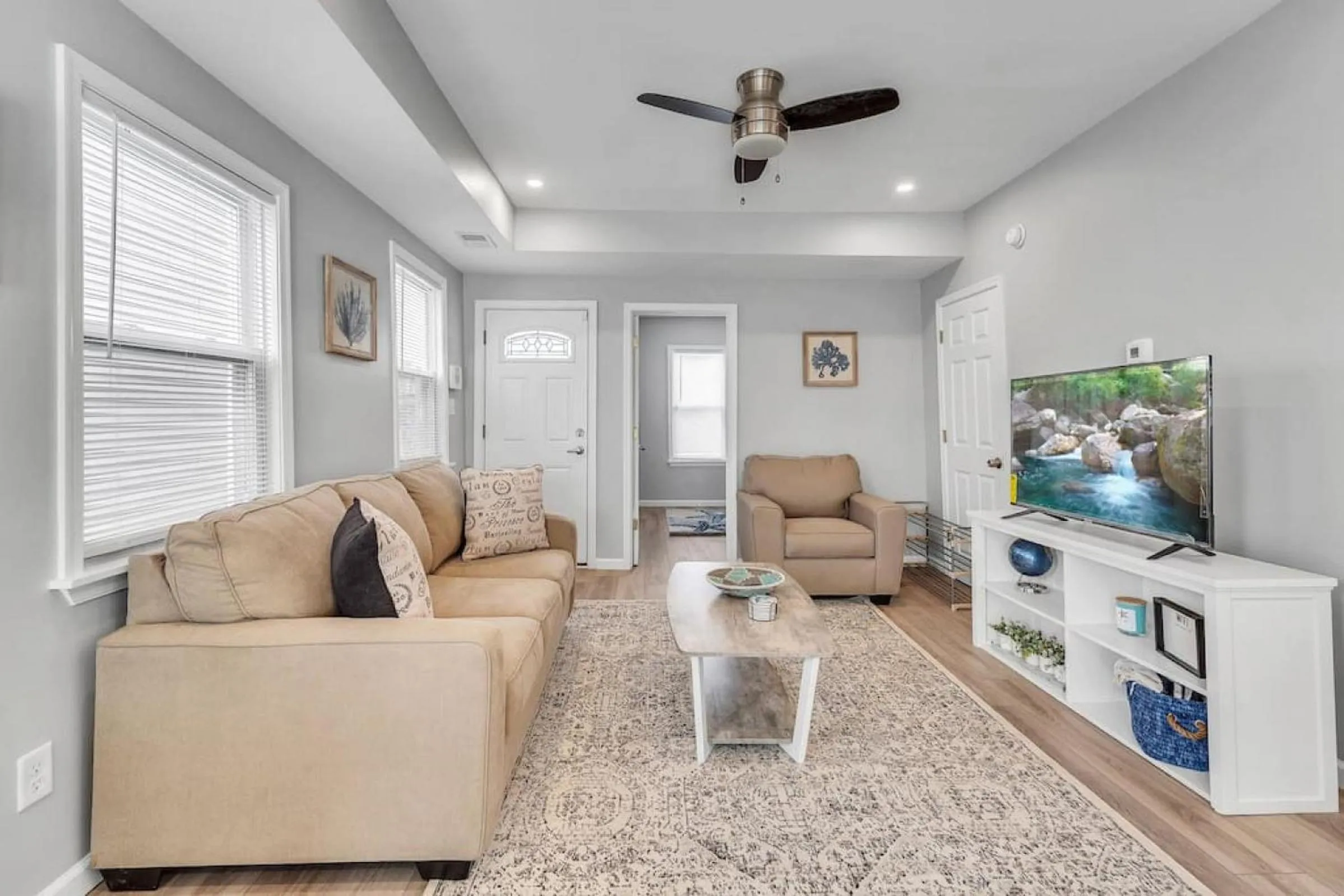 Living room in Dave and Busters, Outlets, Convention Center across street w Parking - Sleeps 15