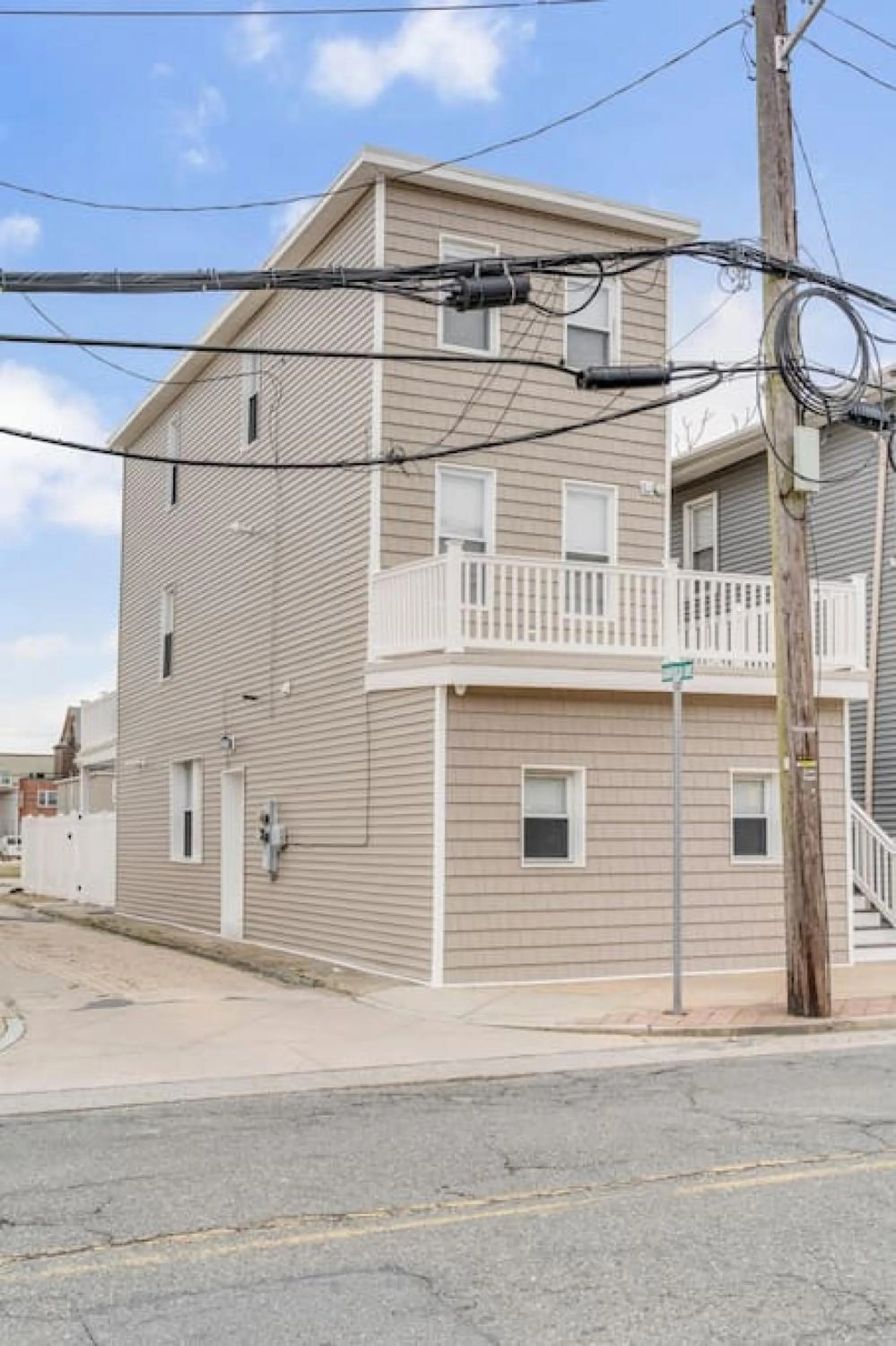 Property building in Dave and Busters, Outlets, Convention Center across street w Parking - Sleeps 15