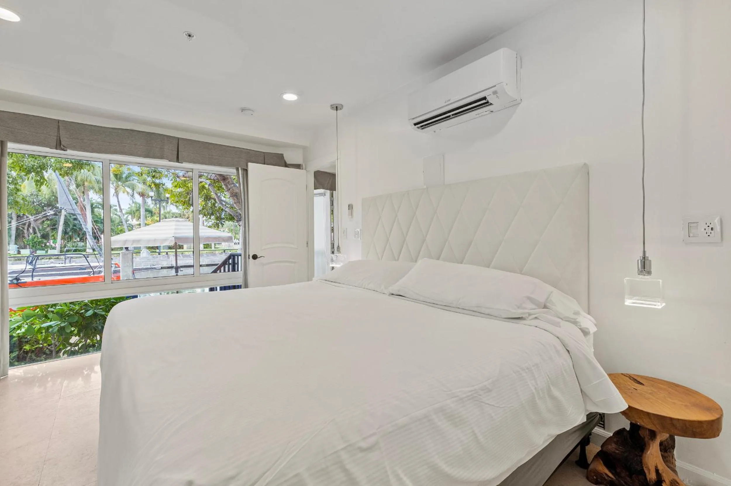View (from property/room), Bed in Isle of Venice Residence and Marina