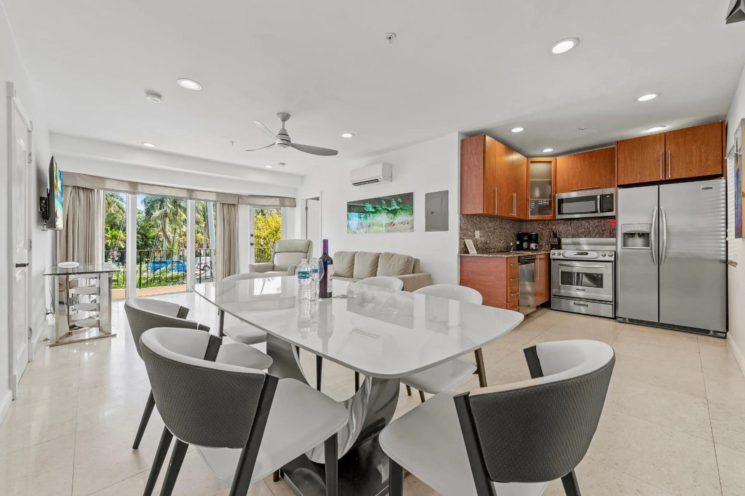 Dining area in Isle of Venice Residence and Marina