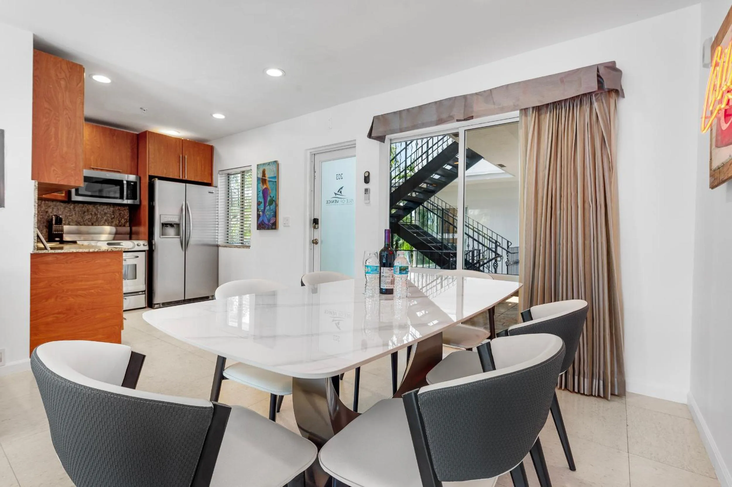 Dining area in Isle of Venice Residence and Marina