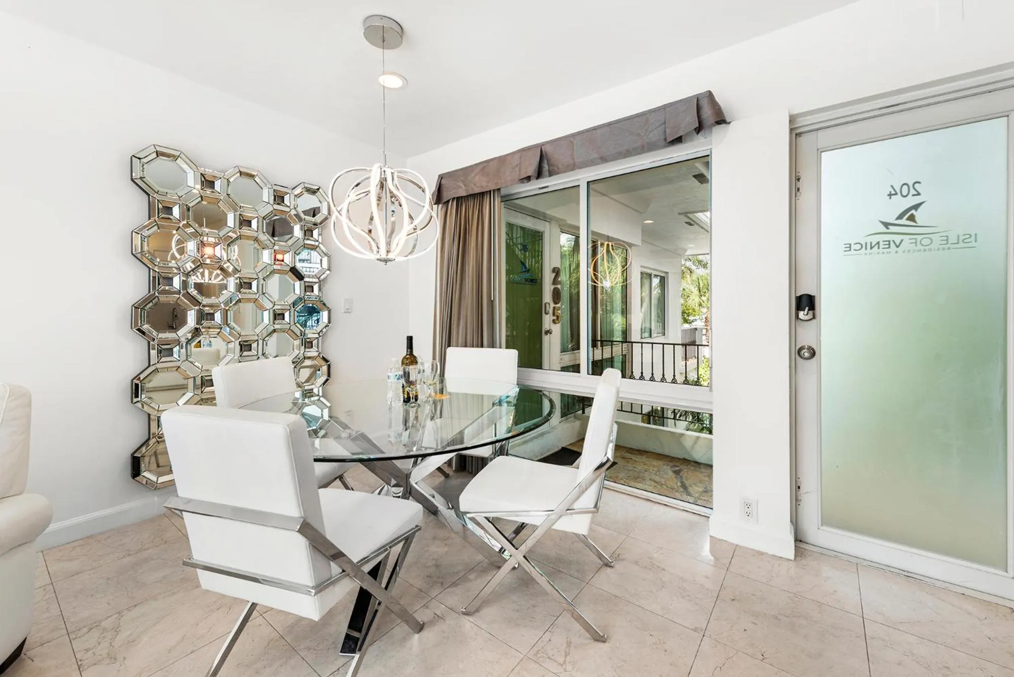 Dining area in Isle of Venice Residence and Marina