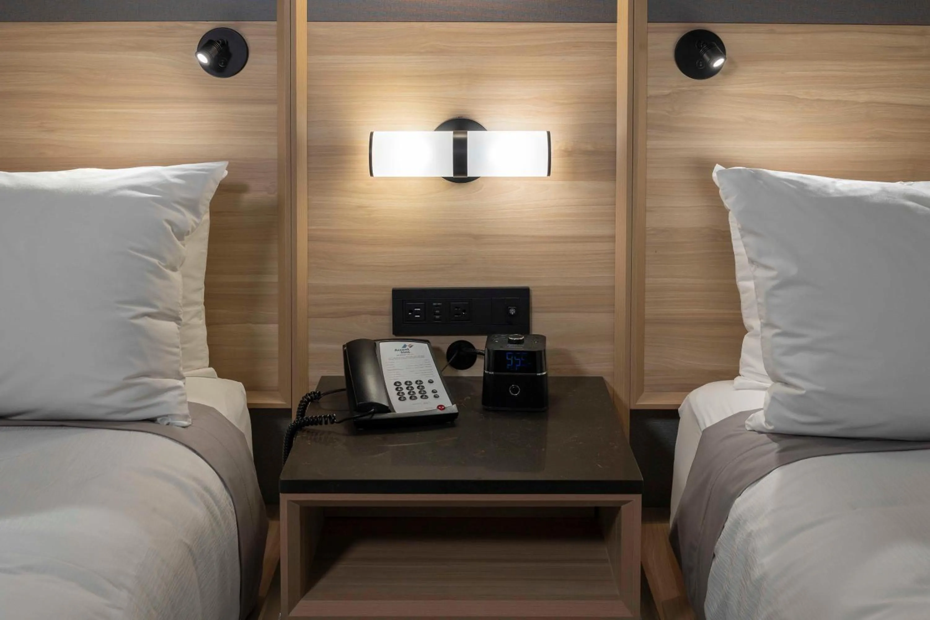 Bedroom, Bed in Accent Inns Vancouver Airport