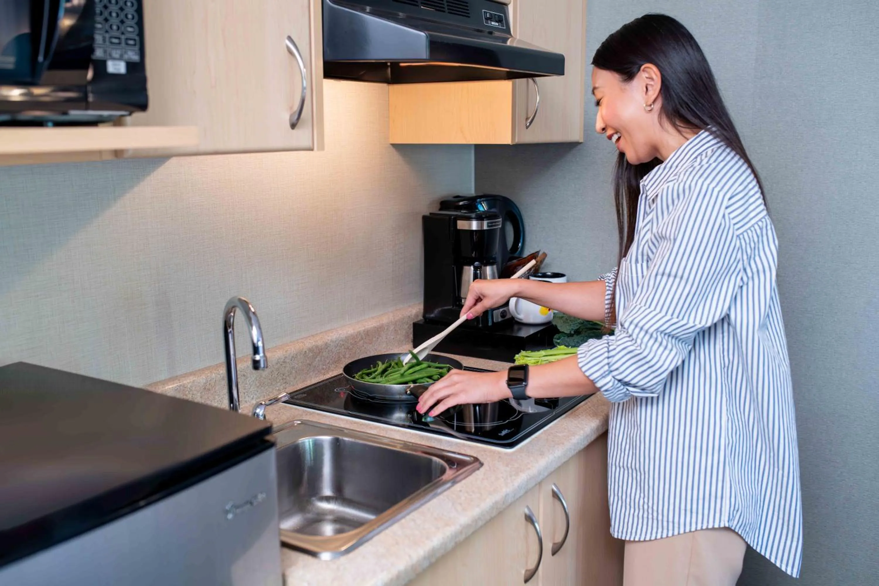 Kitchen or kitchenette in Accent Inns Vancouver Airport