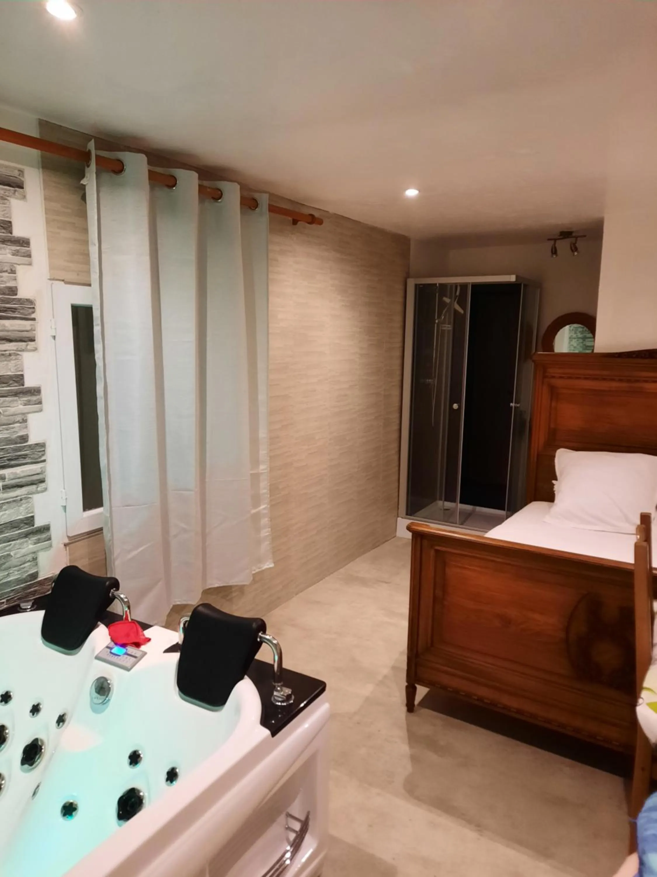 Chambre meublée indépendante, jacuzzi dans la chambre située à Amblainville à 35 minutes de Paris